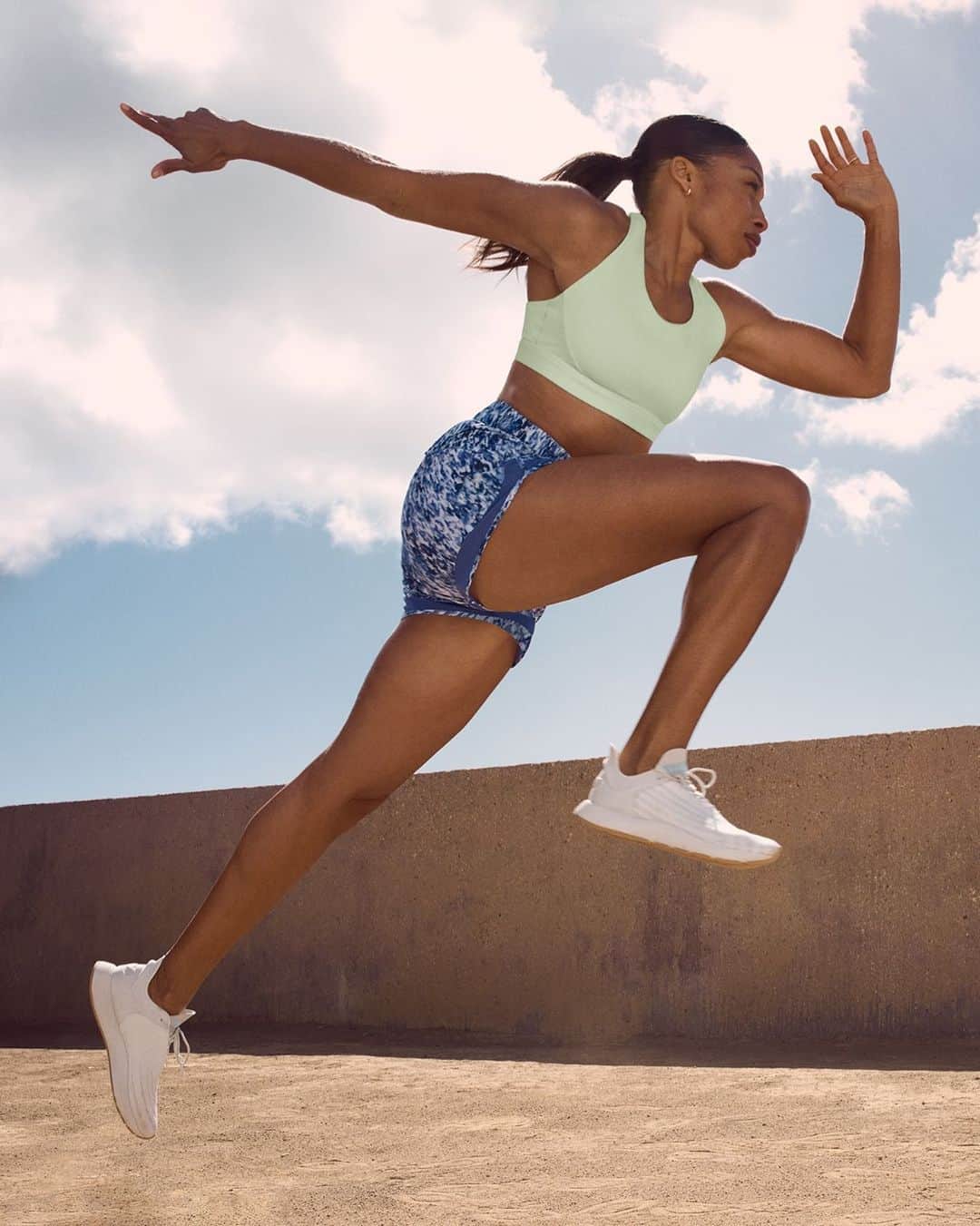 アリソン・フェリックスのインスタグラム：「👀 Catch me if you can in @athleta's Summer Train Kit! ☀️   These picks check all the boxes for gear in my training rotation: Durable, comfortable, stays put (trust me, you don't want to mess with your clothes mid sweat session) and a little color gives me an extra boost on that last rep. 😉  Get moving 👉🏾tap to shop #PowerOfShe」