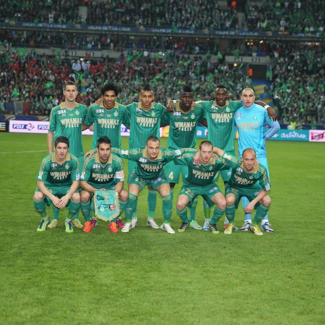 ジョシュア・ギラヴォギのインスタグラム：「Une décennie que nous avons remporté ce trophée ensemble. 🏆  Une superbe aventure avec les copains @asseofficiel officiel.   Merci au peuple vert de nous avoir porté jusqu’au Stade de France. 💚」