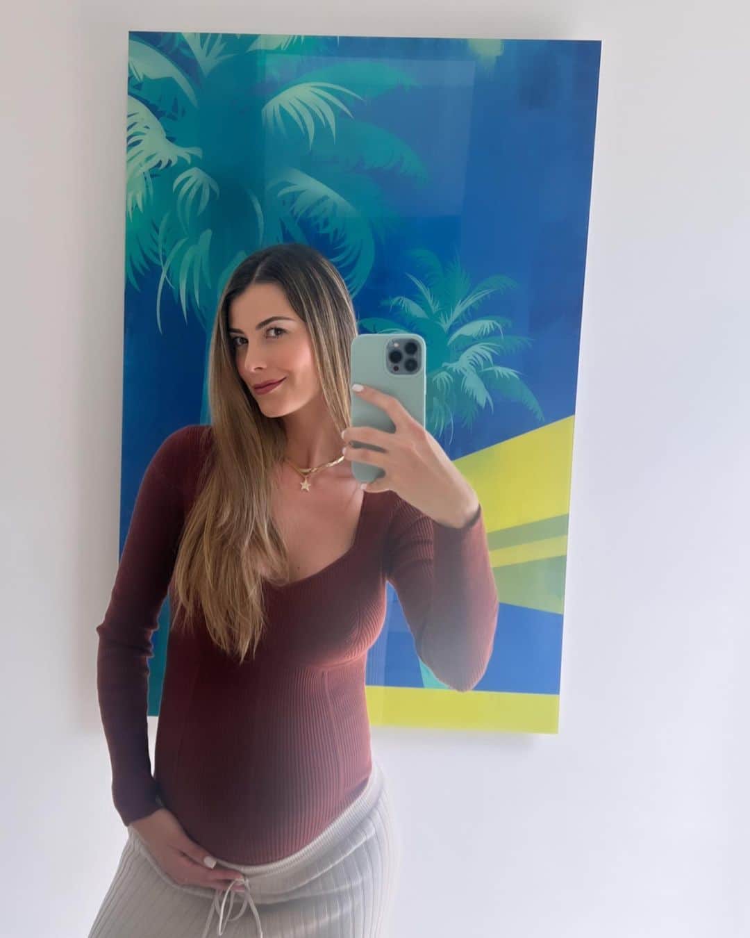 ステファニア・フェルナンデスのインスタグラム：「Nuevas curvas ❤️ 25 semanas 👇🏻  Luego de tener días sufriendo del nervio ciático hoy me levante con mejor ánimo. Decidí dejar que las cosas fluyan y tomarme los descansos aún cuando soy demasiado inquieta. Entre la familia, la casa y el trabajo no paro, pero ya entendí que debo escuchar a mi cuerpo 🙏, así que poco a poco.   Hoy le pongo mejor cara al dolor que siento y le entrego todo a Dios 🌟」
