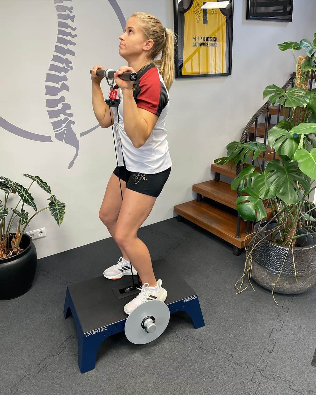 エリザベト・ザイツのインスタグラム：「Back on track 🏋️‍♀️💪  Da bei großen Wettkämpfen vor allem an den Übungen an den Turngeräten gefeilt wird, machen wir dort weniger Krafttraining.  Deshalb steht genau das in den nächsten Wochen wieder im Vordergrund 🏋️‍♀️🦸  #ad #werbung #exxentric #kbox #exxentricfam #strengh #strengthtraining #eliseitz #nationalteam #gymnastics #teamgermany」