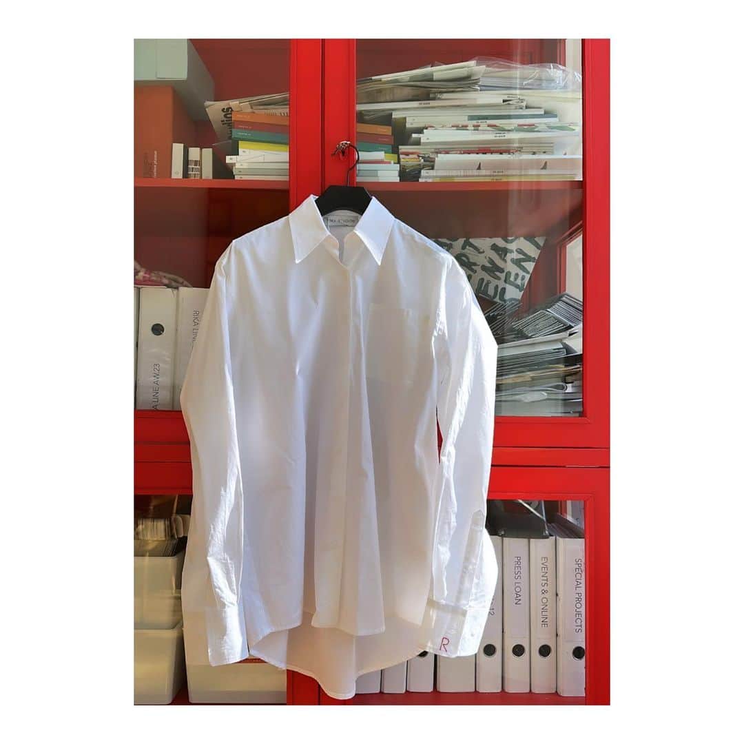 リカさんのインスタグラム写真 - (リカInstagram)「Blaze the day ❤️  In our wardrobe always the classic white Blaze shirt made in our atelier Italy .  Red sandels @therow   #Blazeshirt #whiteshirtstyle #rikastudios #noseasonshirt」4月21日 3時37分 - rikastudios_