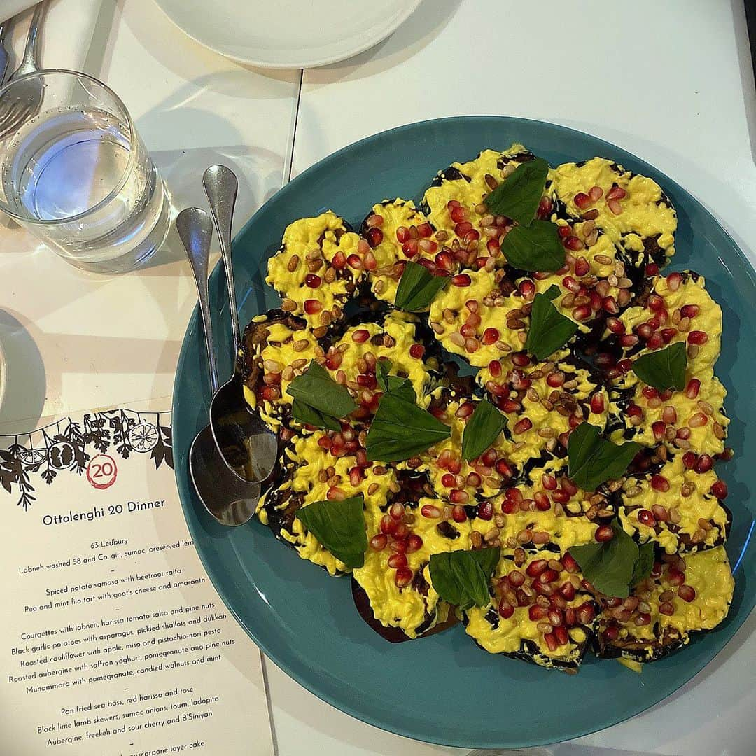 ナイジェラ・ローソンさんのインスタグラム写真 - (ナイジェラ・ローソンInstagram)「It was such a treat to be able to celebrate 20 delicious years of @ottolenghi yesterday! Here’s to the next 20! . (And yes, these are *those* aubergines with saffron yogurt, basil and pomegranate seeds) #cookbookcorner」4月21日 3時38分 - nigellalawson