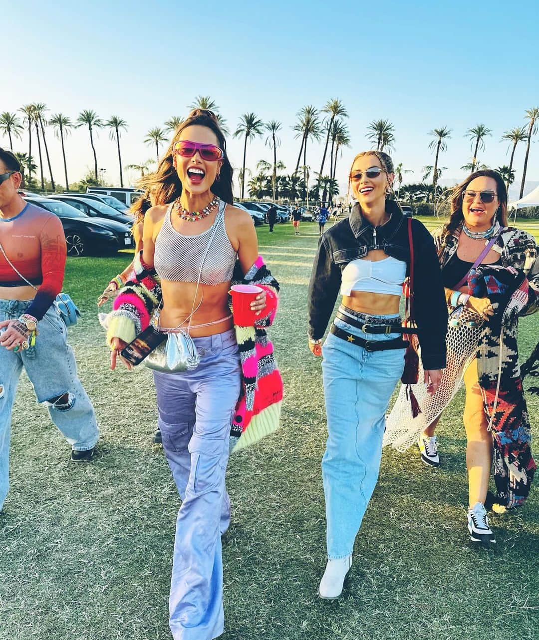 アレッサンドラ・アンブロジオさんのインスタグラム写真 - (アレッサンドラ・アンブロジオInstagram)「Chella time with my crew!!!🙌💖🌵💫🎉🎡🌈🦋 thank u @stewheathcote to put out the best festival on earth once again!!!💓」4月21日 3時32分 - alessandraambrosio