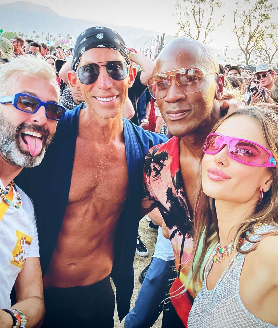 アレッサンドラ・アンブロジオさんのインスタグラム写真 - (アレッサンドラ・アンブロジオInstagram)「Chella time with my crew!!!🙌💖🌵💫🎉🎡🌈🦋 thank u @stewheathcote to put out the best festival on earth once again!!!💓」4月21日 3時32分 - alessandraambrosio