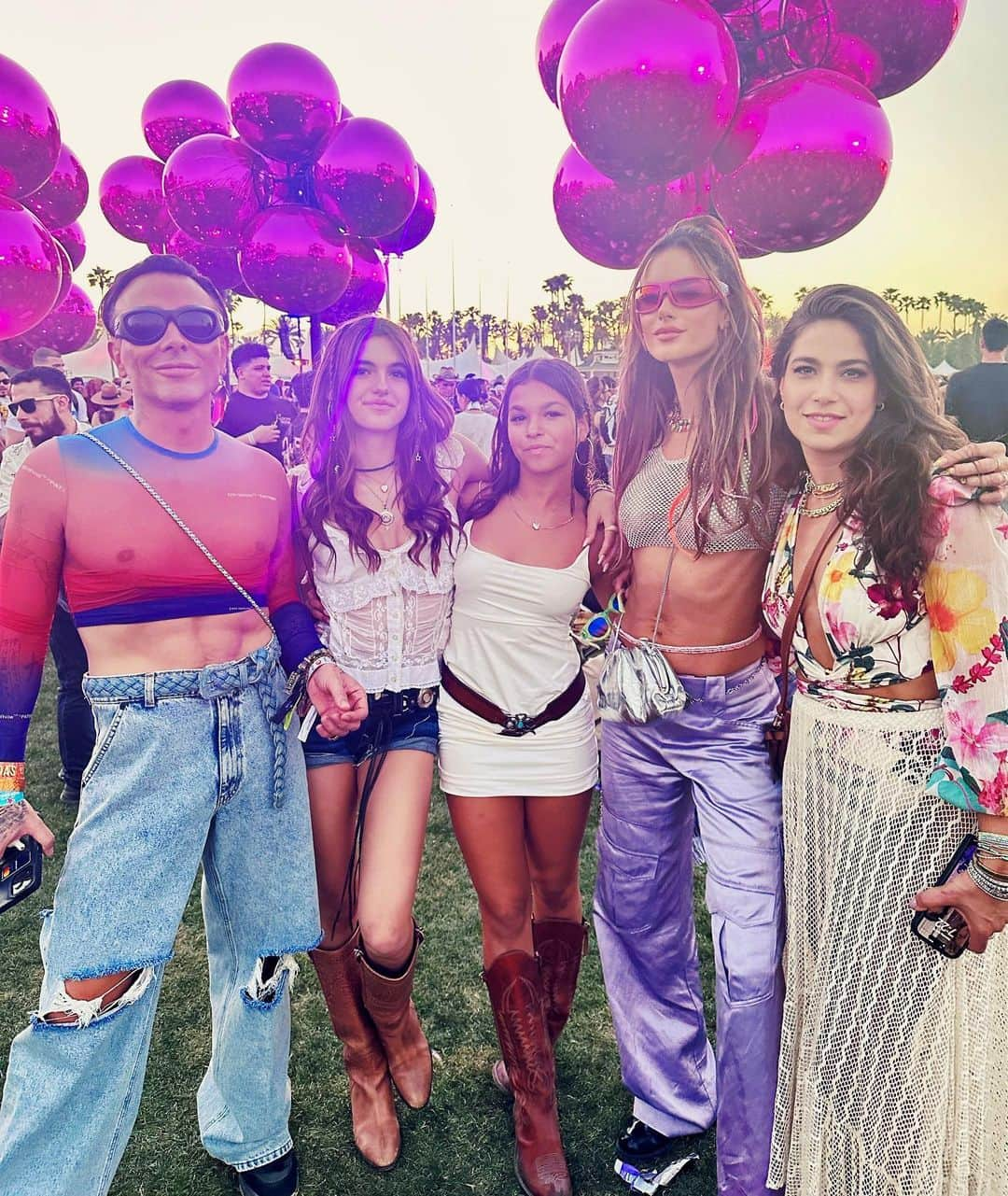 アレッサンドラ・アンブロジオさんのインスタグラム写真 - (アレッサンドラ・アンブロジオInstagram)「Chella time with my crew!!!🙌💖🌵💫🎉🎡🌈🦋 thank u @stewheathcote to put out the best festival on earth once again!!!💓」4月21日 3時32分 - alessandraambrosio