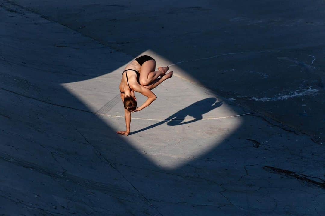 ローレン·ランドルフのインスタグラム：「Another personal favorite from my #camerasanddancers series featuring @_jillwilson_  If you’d like to see new work from @jacobjonasthecompany, check out the link in his stories for tickets to a few upcoming shows in Los Angeles this weekend.」