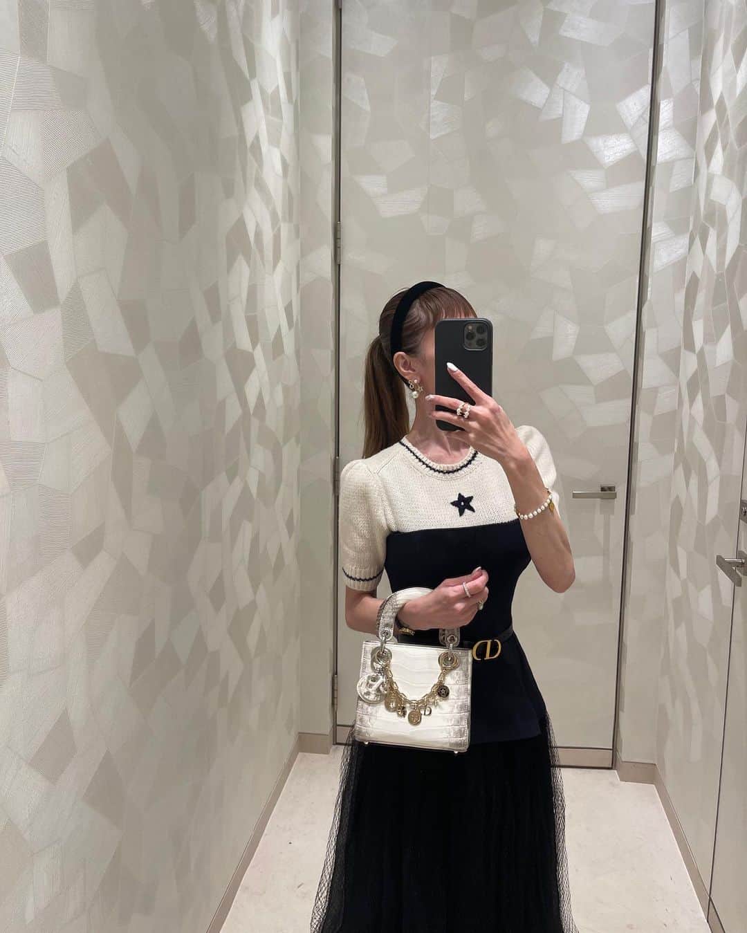 SEIRAのインスタグラム：「 ︎︎ こんばんは🌛おはよう☀️- ̗̀⏰𓈒 𓂂𓏸 気付いたら子どもと一緒に寝落ちして、 もう朝方になってる！ 目が覚めて寝れなくなったから 久しぶりに開いたInstagramのDM✉️の1通目。  ︎︎ 新米ママという方から ＂母親疲れた＂という御相談が来ていたので、 ここでお返事しようと思います。  ︎︎ 私も同じ🤣分かるー💦という方のが多いのではないかな。 現実、私も３人の子育てに、 バタバタ😵‍💫モヤモヤ😶‍🌫️イライラ😤ハラハラ😨 ドキドキ😍ワクワク😆シクシク😢ほのぼの😌しながら、 毎日、ああああああああ大変‼️と、生きています。  ︎︎ 家族が大好きで、子どもが愛おしくて、 化粧も忘れて💄髪の毛も洗う暇なかったりして😂 何にも完璧な事なんてないし、 穏やかな日々とは言えない程、毎日次から次へと問題が起きて、 終わったかと思えば、また別の問題が始まったりして💦 家族全員を巻き込む🌪嵐が毎朝起きるし、 一心不乱に髪の毛大きく激しく振り乱しています🤪笑  ︎︎  “子育てに必死過ぎて疲れているのもあり、自分の事も後回しで恥ずかしい身なりでお迎え行ったらママ友に笑われ、子どもが可哀想だと言われた” と、新米ママさん(相談者様)のメールに書いてあったのだけど、 それは、子どもと本気で向き合ったことがない人の 発言や行動だと思うから気にしないで良し❗️ それに “他人にどう見られているか” は、重要では無い。 大切なモノはいつもジブンの中にあるし、 目に見えないようになっているから、 外見で人を判断するのは違うと思うんだ。  ︎︎ 母親って、大変だし、 子育ては楽しいだけではないけど、 “逃げないで、正面から向き合う❗️” そして、“自分が自分らしく居れる時間や空間や人間と 関わること”がコツかな～と思って、 私も母親として頑張っています。 一緒に頑張ろう！🔥  ︎︎  たまに私は夫から母親業ボイコットして、 マッサージ行ってきなよ～と言ってもらえます🤣 自分を労る時間も必要だよね！  ︎︎ この投稿の写真は、全身Diorコーデだったけれど、 いつもこうでは無いんだよ。 Instagramだけでは分からないかもしれないけれど、 だいたいゆるゆるトレーナーにレギンス(笑)  ㅤㅤㅤㅤㅤㅤㅤㅤㅤㅤㅤㅤㅤ ︎︎ 今はオンラインサロンがメインで あまりInstagramではこうやって語るなんてことは 無くなってきたけど、たまには。  ︎︎ いつも読んでくださりありがとうございます。」