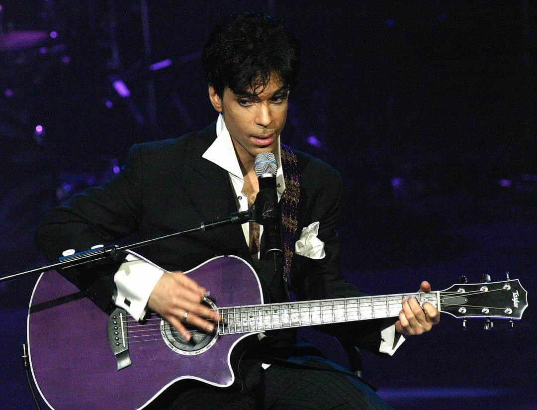 プリンスのインスタグラム：「In April 2004, Prince performed his first solo acoustic set ever at Webster Hall in celebration of his then-new album, Musicology. In addition to performing new songs, he also offered a stunning rendition of “Sometimes It Snows in April.” Watch the performance with link in bio.」