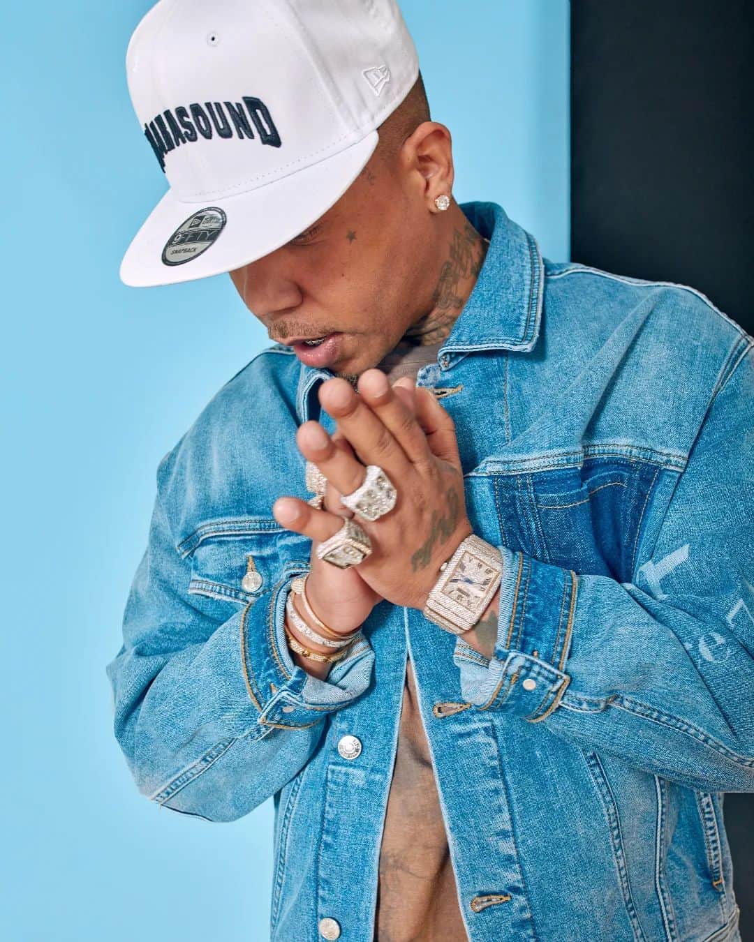 アイスバーグのインスタグラム：「HITMAKA WHAT’S POPPIN! @hitmaka photographed exclusively for @kolormagazine March/April digital cover by @iam.ammarjamal.  Fashion Director: @nigel_isaiah Grooming: @locdinstyle Barber: @jomocuts」