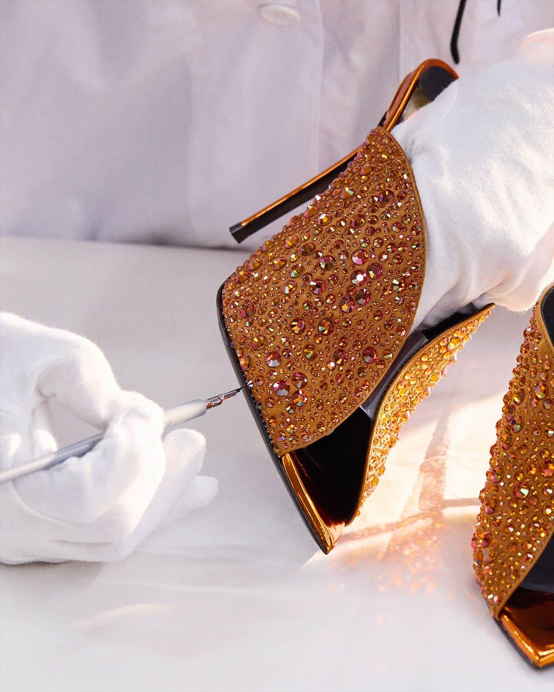 Giuseppe Zanotti Designさんのインスタグラム写真 - (Giuseppe Zanotti DesignInstagram)「A dazzling array of sunset-hued crystal-work comes to brilliant life in a sleekly, Italian-crafted high-heel mule. In our next #GZCraft spotlight is all about the glow up with the INTRIIGO SPARKLE. #GiuseppeZanotti #GZSS23」4月21日 4時00分 - giuseppezanotti