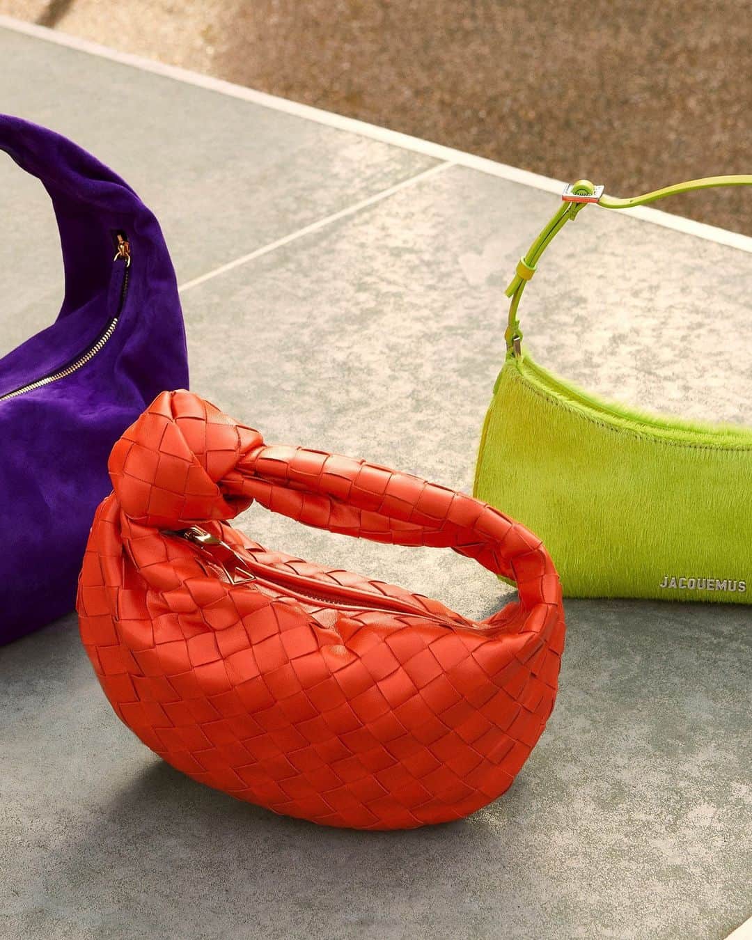 ネッタポルテのインスタグラム：「THE BEST BAGS TO BUY NOW: From galactic shine to ’90s nostalgia – discover this season’s most-wanted bags, including @jacquemus' zesty-green 'Le Bisou' and @mugler's chic denim 'Spiral Curve' – all at the link in bio.」