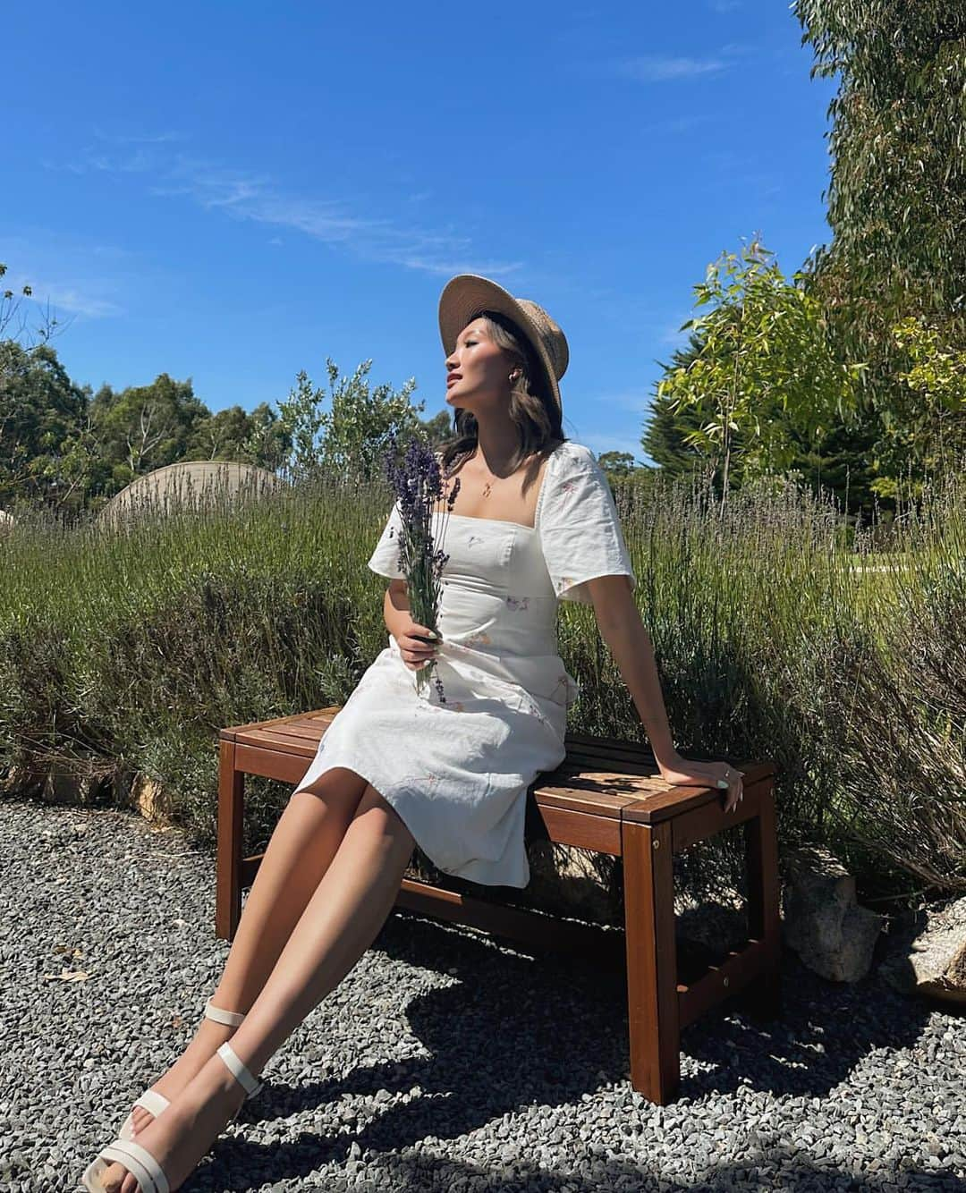 ジュリークのインスタグラム：「sunshine moments surrounded by lavender with @nattdesu on the Jurlique farm ☀️🇦🇺🌸  . . .  #jurliqueusa #mistmeaway #jurlique #naturalskincare #aloevera #handcream #lifeforceofnature #lavander #mist #oil #hydration #skincarecommunity #jurliquefarm #springseason」