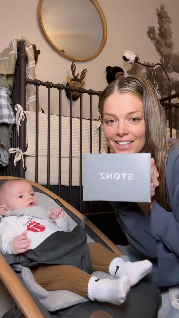 ダニエル・クヌッドソンのインスタグラム：「Unboxing from one of favorite kids brands @stonzwear . They have the absolute cutest and best quality kids wear. They also were the brand that so generously helped out my cousin who tragically passed away, his son Davin with sending him so many  @stonzwear gifts 🙏🏼♥️ thank you #unboxing #momandson #kidswear」