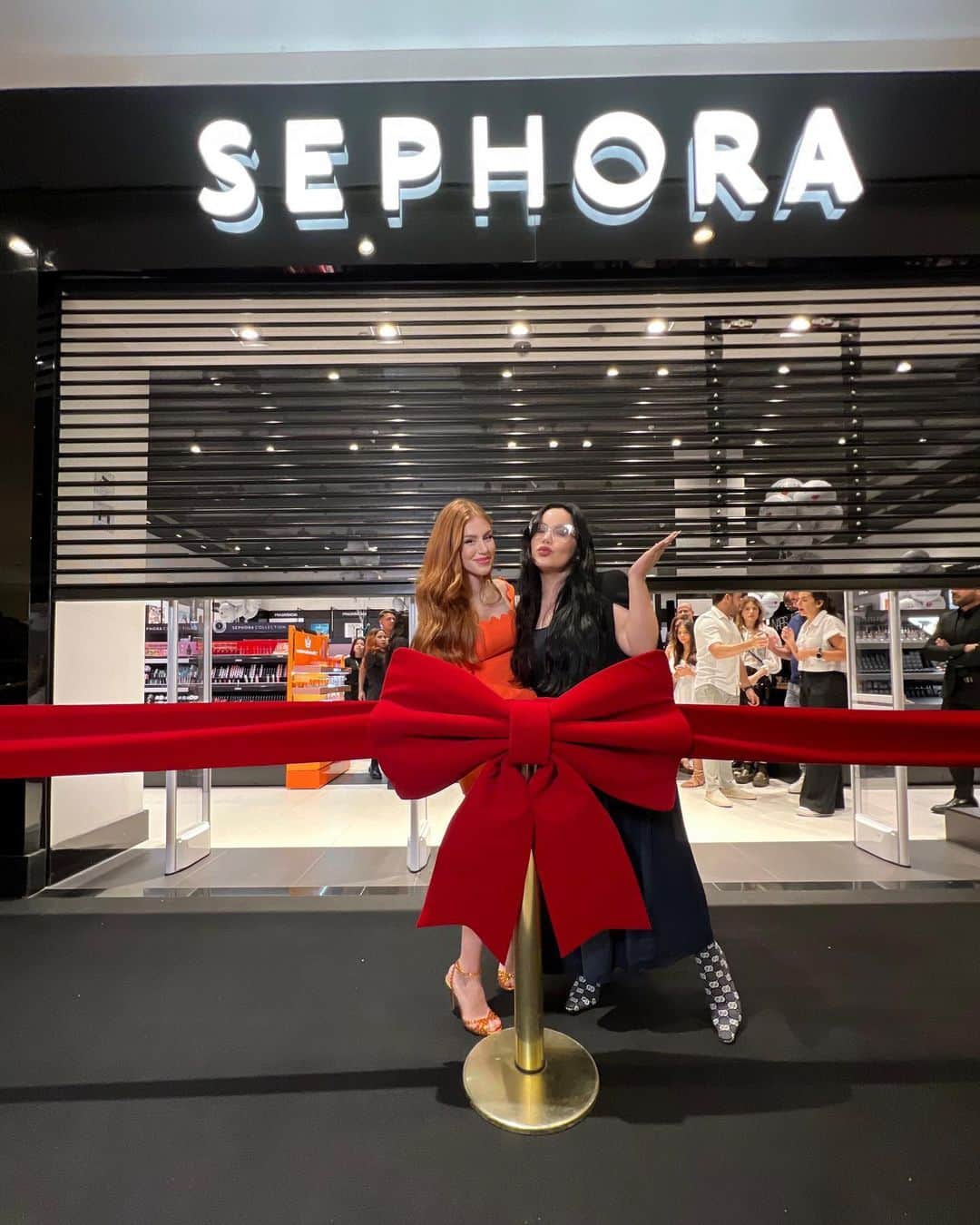マリ・マリアのインスタグラム：「Ceará foi lindo! 💙🧡  Hoje estivemos na inauguração oficial da SEPHORA em Fortaleza e estamos impactadas com o tamanho carinho e energia que recebemos. OBRIGADA 🫶   Obrigada por prestigiarem a gente e o mercado nacional em um evento da loja de beleza mais famosa do mundo. É uma honra viver isso ao lado de vocês, e sábado tem mais 🧡💙  E ps: agora a gente só quer fazer evento em dupla, viu? 💁🏻‍♀️ Amamos e estamos ainda mais motivadas com nossa collab de milhões. Vem ai!   É o azul e o laranja colorindo e celebrando através da maquiagem 🧡💙」