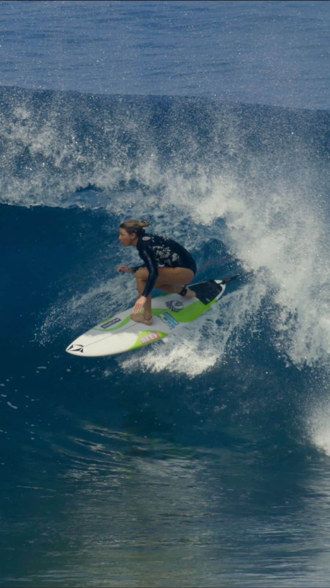 ココ・ホウのインスタグラム：「New @volcomwomens spring suits are in🙂 and these beautiful aquarium-like days at backdoor are out🥲 Video @tomomcphoto」