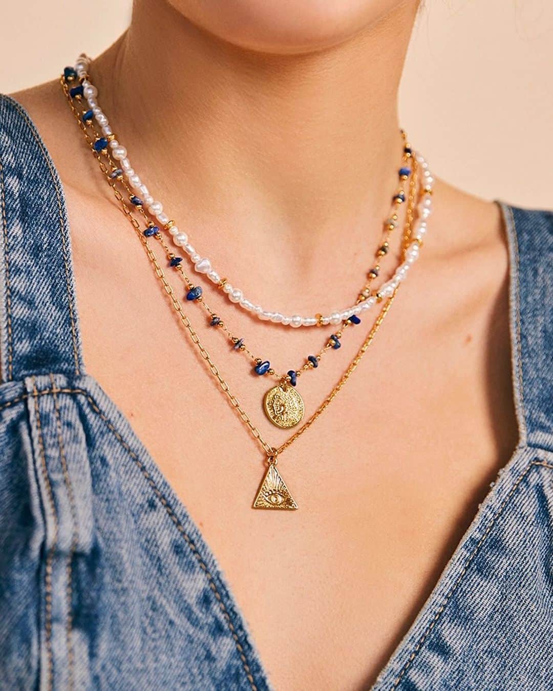 オレリアのインスタグラム：「Supercharge your summer neck stacks with spiritual charms 🪬  #oreliajewellery #justaddjewellery」