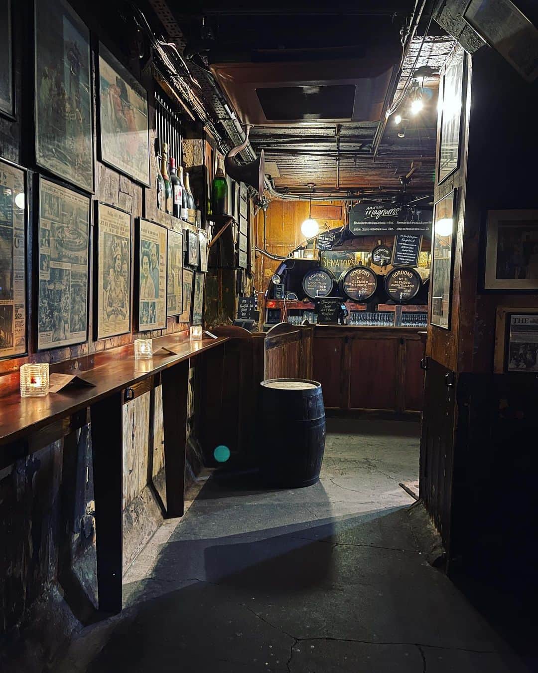 新田朝子さんのインスタグラム写真 - (新田朝子Instagram)「@gordonswinebar 🍷  it is thought to be the oldest wine bar in London - established in 1890.  平日昼間から予約でいっぱいのワインバー。運良く入れました。洞窟＆シェルターのような雰囲気で、キャンドルの灯りがいい感じ🕯  旅の最後に寄りました☺️✈️ またゆっくりここで過ごしたい〜  #ロンドン #イギリス #ロンドン旅行 #イギリス旅行 #ヨーロッパ #ヨーロッパ旅行 #ワインバー #ワイン好きな人と繋がりたい #思い出投稿 #振り返り投稿   #london #uk #england #londontrip #uktravel #europe #travelgram #travelphotography #winebar #winelover」4月21日 4時15分 - asako.nitta