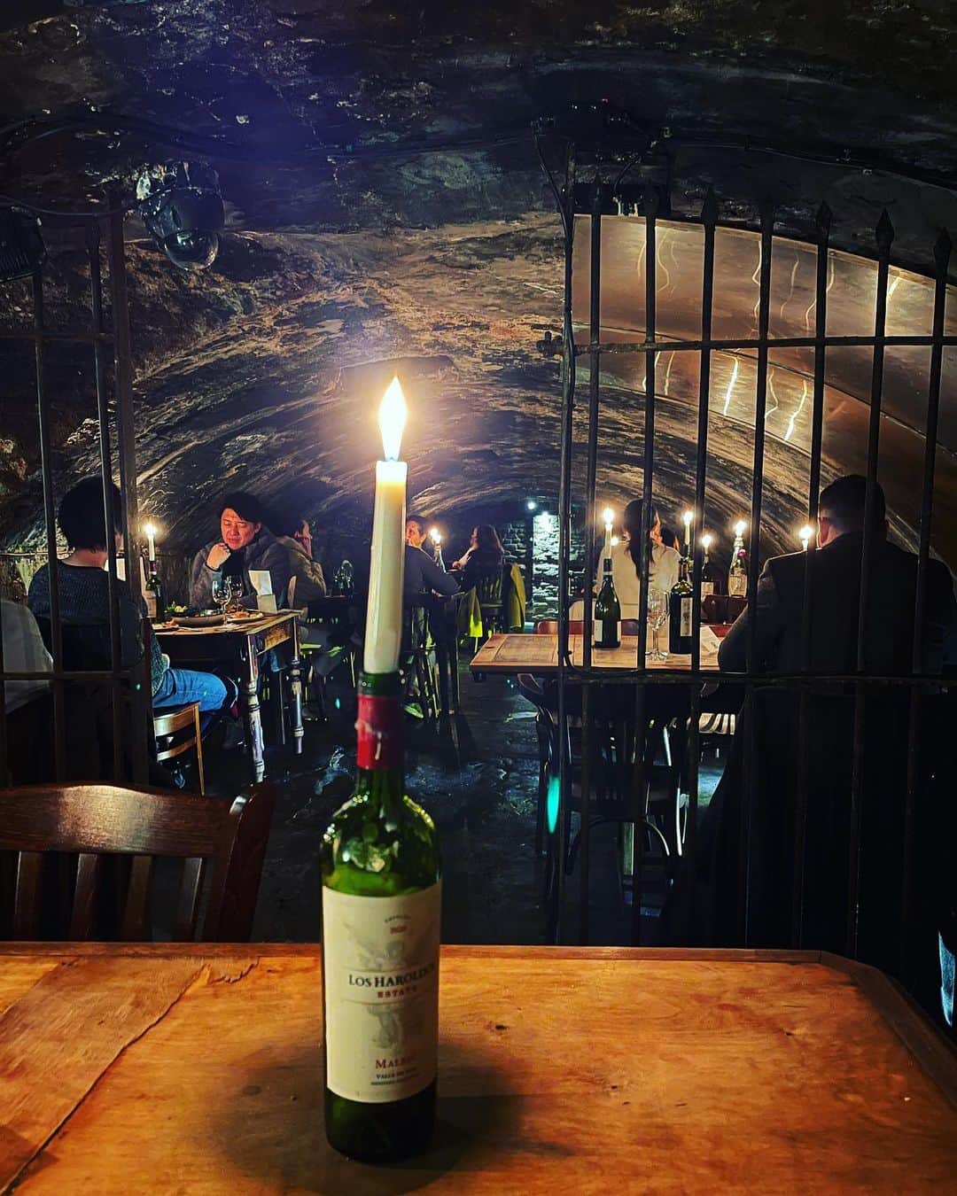 新田朝子さんのインスタグラム写真 - (新田朝子Instagram)「@gordonswinebar 🍷  it is thought to be the oldest wine bar in London - established in 1890.  平日昼間から予約でいっぱいのワインバー。運良く入れました。洞窟＆シェルターのような雰囲気で、キャンドルの灯りがいい感じ🕯  旅の最後に寄りました☺️✈️ またゆっくりここで過ごしたい〜  #ロンドン #イギリス #ロンドン旅行 #イギリス旅行 #ヨーロッパ #ヨーロッパ旅行 #ワインバー #ワイン好きな人と繋がりたい #思い出投稿 #振り返り投稿   #london #uk #england #londontrip #uktravel #europe #travelgram #travelphotography #winebar #winelover」4月21日 4時15分 - asako.nitta