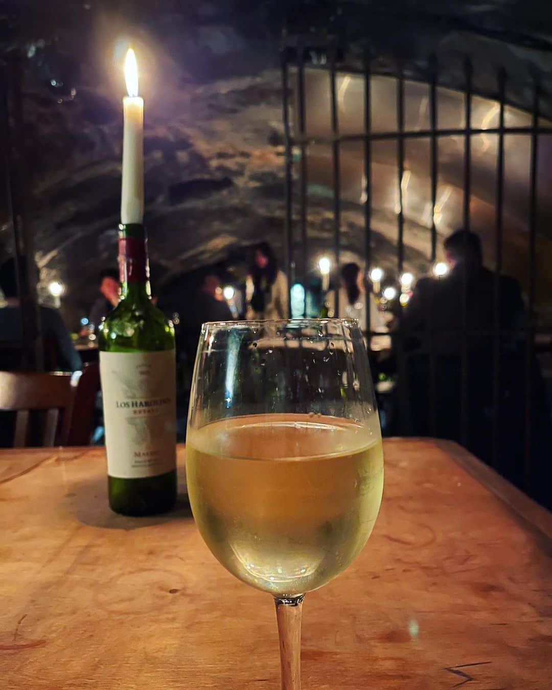 新田朝子のインスタグラム：「@gordonswinebar 🍷  it is thought to be the oldest wine bar in London - established in 1890.  平日昼間から予約でいっぱいのワインバー。運良く入れました。洞窟＆シェルターのような雰囲気で、キャンドルの灯りがいい感じ🕯  旅の最後に寄りました☺️✈️ またゆっくりここで過ごしたい〜  #ロンドン #イギリス #ロンドン旅行 #イギリス旅行 #ヨーロッパ #ヨーロッパ旅行 #ワインバー #ワイン好きな人と繋がりたい #思い出投稿 #振り返り投稿   #london #uk #england #londontrip #uktravel #europe #travelgram #travelphotography #winebar #winelover」