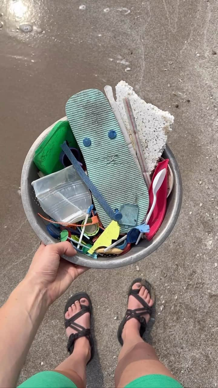 BoxedWaterのインスタグラム：「A look at the plastic items @thetrashycollection found during a beach cleanup… 🥺  The sad truth? It takes at least 450 years for a single plastic bottle to decompose. Even when it does, tiny pieces of microplastic are left behind which can reach critical drinking sources and wildlife. Choosing sustainable alternatives can make all the difference 🌎」