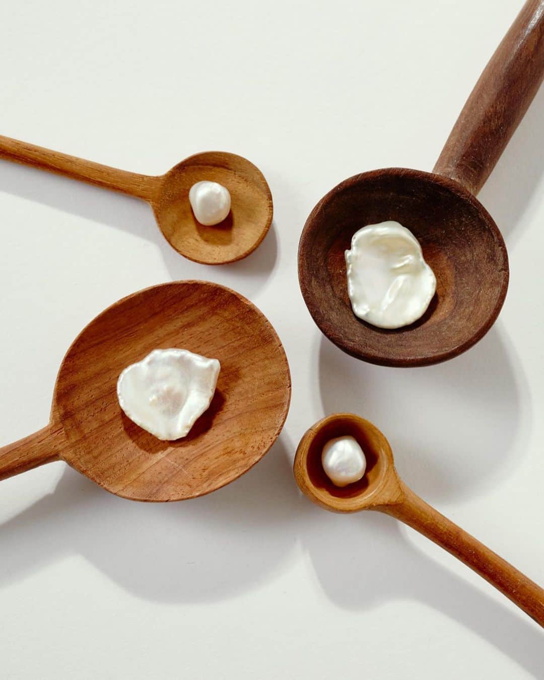 チャンルーのインスタグラム：「Keshi obsession ✨🦪 these pearls are some of the most coveted around. Composed of pure nacre, keshi’s have the highest luster and glow with a breathtaking aura.」