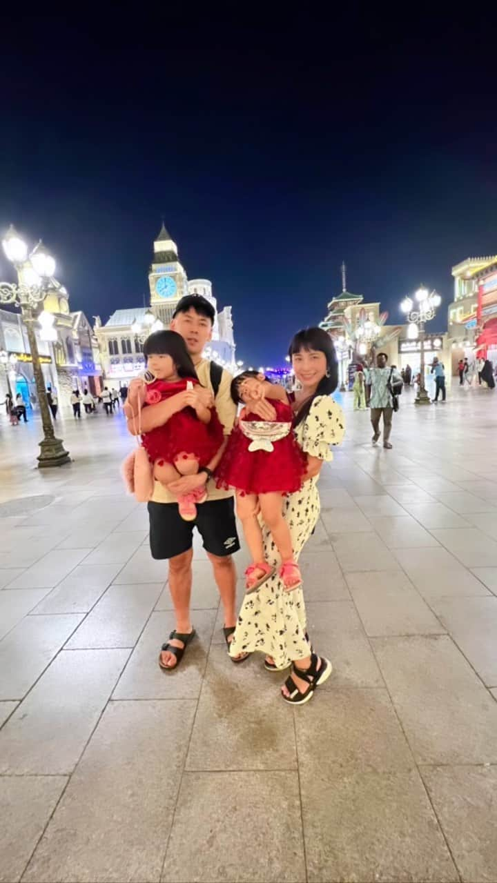 前田阿希子のインスタグラム：「先日、ドバイにあるテーマパーク Global villageに行ってきました🎡 世界各国のパビリオン（というより屋台や露店風）と 170以上のアトラクションがあり 世界各国の民芸品や食事が楽しめます。 水上マーケット風の屋台で買ったものを 芝生エリア頂いたりもできるので 家族連れが多くとても賑やかです😆  かなり広いので私たちもほんの一部しか 見られなかったのですが、 ベトナムエリアに スーパーマリオグッズと招き猫が鎮座し、 日本のパビリオンでは『日本で有名なオイルだよー！』と オーストラリア産のハッカオイルを塗られたり （ジャパンどこいったー？） なんとも大らかなまぜこぜ感が楽しめました🤣  広いからこそ朝から晩までじっくり楽しみたいのに、 そこは灼熱の地・ドバイ。 営業時間は夕方16時から深夜まで😱 暑い夏は閉園。冬季のみの開園です😂 更に今はラマダンシーズンでムスリムの方々が 夜更かしサイクルに入るため、 開園18時、そして深夜2時までやっているという ムスリムには最高、 なれない我々にはだいぶしんどい営業時間😂  私たちも頑張ってみたのですが、 3歳の双子は21時すぎには限界💤 帰ろうと向かったゲートには まだまだ今きたばかりではしゃぎ回っている エミラティーのちびっ子たちがわんさか！  異国の地にいることを肌で感じた瞬間でした🇦🇪😱  #dubai #dubailife  #globalvillage #globalvillagedubai  #この内容で大人お一人1000円ほど #ドバイにしてはいいお値段☺️ #でも結局中で色々出費 #結果おそらくトントン」