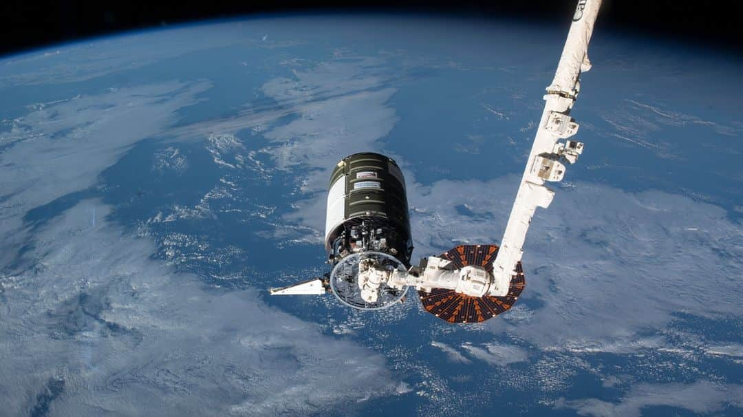 国際宇宙ステーションさんのインスタグラム写真 - (国際宇宙ステーションInstagram)「The Cygnus cargo craft from Northrop Grumman is departing the space station on Friday when it will be detached from the Unity module then released from the grips of the Canadarm2 robotic arm at 7:20 a.m. EDT. Cygnus will reenter the Earth's atmosphere later Friday night for a fiery, but safe demise above the south Pacific Ocean completing a five-and-a-half month space cargo mission.  Pictured here, Cygnus approaches the space station, loaded with 8,200 pounds of scientific experiments, lab hardware, and crew supplies, for a robotic capture and installation on Nov. 9, 2022.  #nasa #csa #northropgrumman #cygnus #cargo #craft #science #research #robotics」4月21日 4時32分 - iss