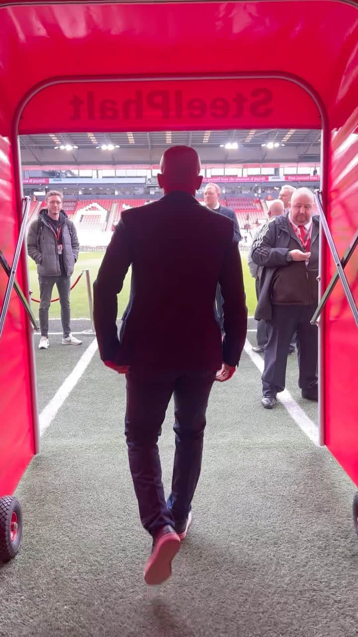 ロバート・アーンショウのインスタグラム：「ON AIR 🎥  Sheffield UTD v Cardiff City  🏟️   #football #media #music」