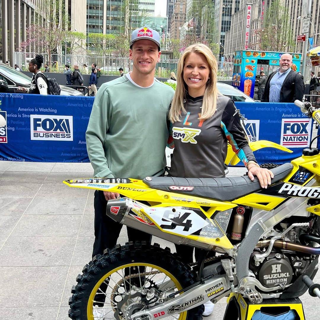 ケン・ロックゼンのインスタグラム：「I had the pleasure of teaching @aearhardt how to ride a little @suzukicycles  dirt bike today! 🤘🏽 @foxandfriends @hepmotorsports」