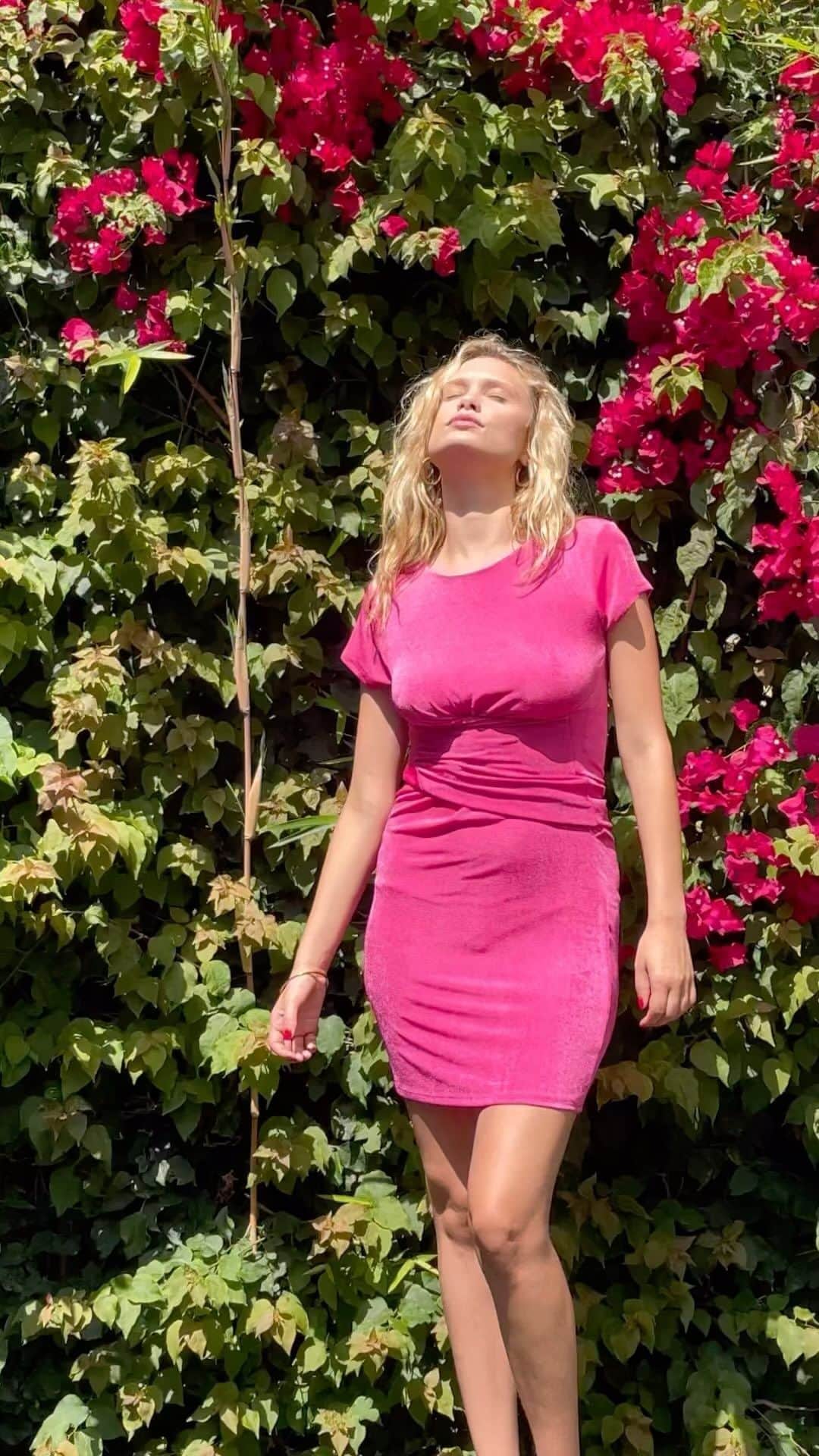 チェイサーのインスタグラム：「You know what day it is 🍁  #pink #pinterestaesthetic #fyp #pinkdress #grwm」