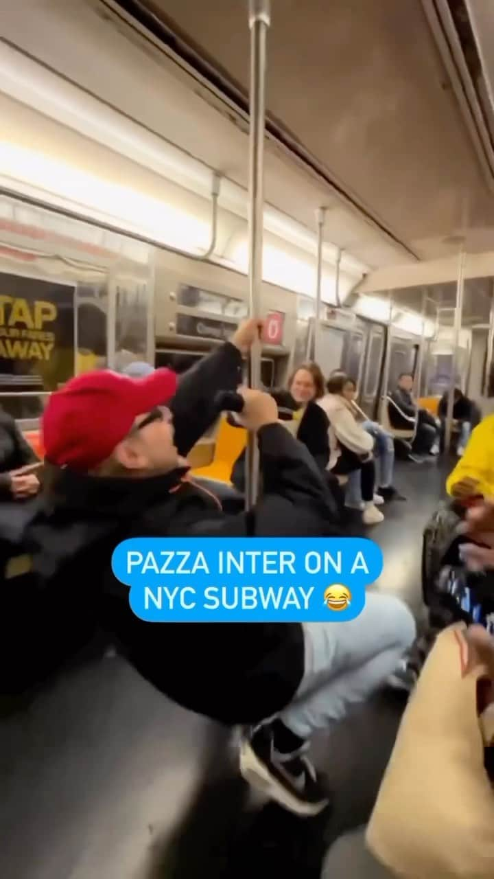 マルコ・マテラッツィのインスタグラム：「Mi sono bastati 18 giorni a NY per renderli tutti interisti 😂😂🖤💙  ——— 🎥 @metroman_official  Seen on: @italianfootballtv  #Mm23 #Inter #Amala #NewYork」