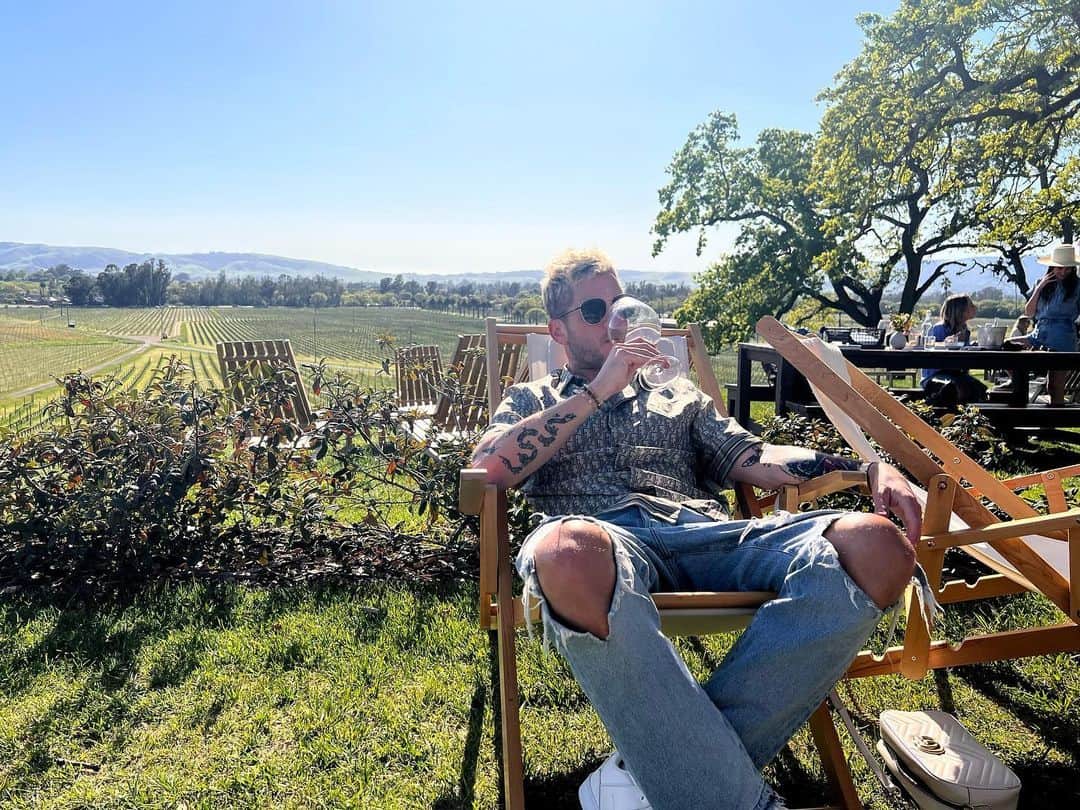 ライアン・テダーのインスタグラム：「I’ve loved Napa / Sonoma since my first visit in 2005.  But last weekend it felt more like a full blown affair…. One of the places I consistently ask myself “why can’t I just live here?”  Maybe one day ;))) 🔥 #napa」