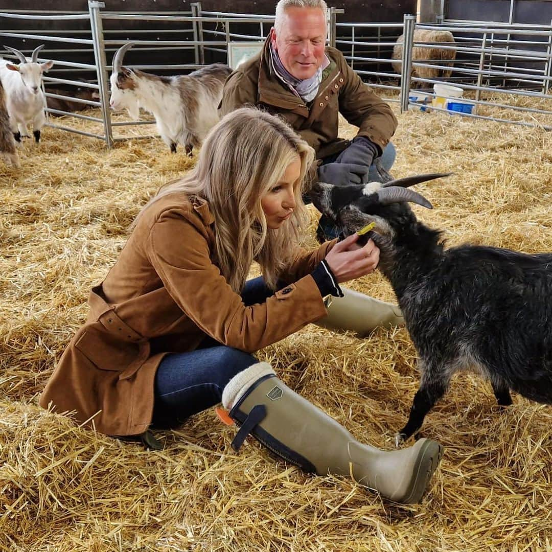 ヘレン・スケルトンさんのインスタグラム写真 - (ヘレン・スケルトンInstagram)「The Farm….friends. Family. Fun. Final episode of Spring time Friday 8pm @onthefarmc5 @channel5_tv #goats #farm #family #rurallife #countryside #yorkshire #cannonhall #pygmygoats」4月21日 4時49分 - helenskelton