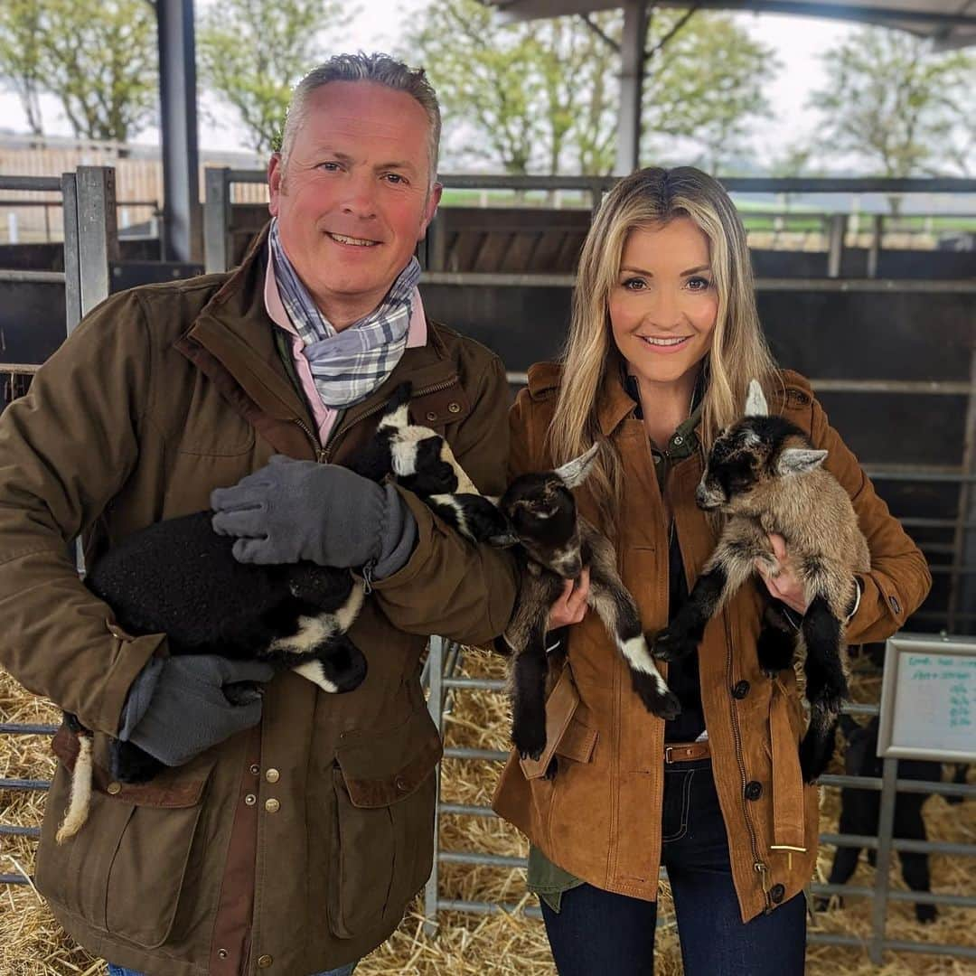 ヘレン・スケルトンさんのインスタグラム写真 - (ヘレン・スケルトンInstagram)「The Farm….friends. Family. Fun. Final episode of Spring time Friday 8pm @onthefarmc5 @channel5_tv #goats #farm #family #rurallife #countryside #yorkshire #cannonhall #pygmygoats」4月21日 4時49分 - helenskelton