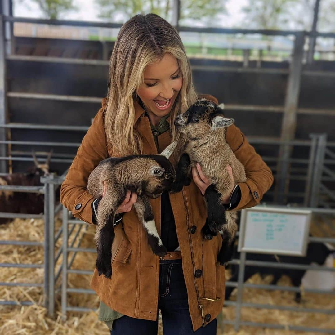 ヘレン・スケルトンさんのインスタグラム写真 - (ヘレン・スケルトンInstagram)「The Farm….friends. Family. Fun. Final episode of Spring time Friday 8pm @onthefarmc5 @channel5_tv #goats #farm #family #rurallife #countryside #yorkshire #cannonhall #pygmygoats」4月21日 4時49分 - helenskelton