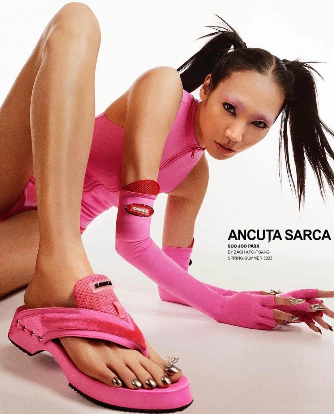 パク ・スジュさんのインスタグラム写真 - (パク ・スジュInstagram)「🍬 I first met @ancutasarca last year when she was an ANDAM finalist and was immediately intrigued by her design sensibility and commitment to up cycling. I’m so happy to collaborate with her SS 2023 campaign shot by @zachapotsang 💞 xx」4月21日 10時00分 - soojoo