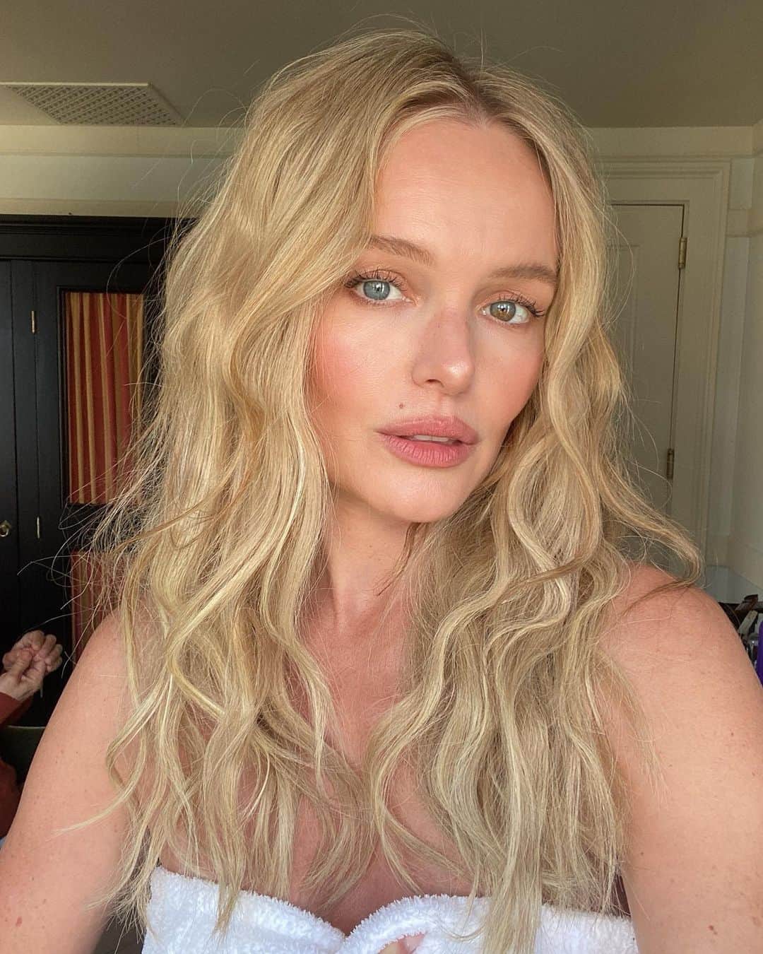 ケイト・ボスワースのインスタグラム：「Thank you to super babes @katiejanehughes @jennifer_yepez for my summer-ready glam ☀️💋」