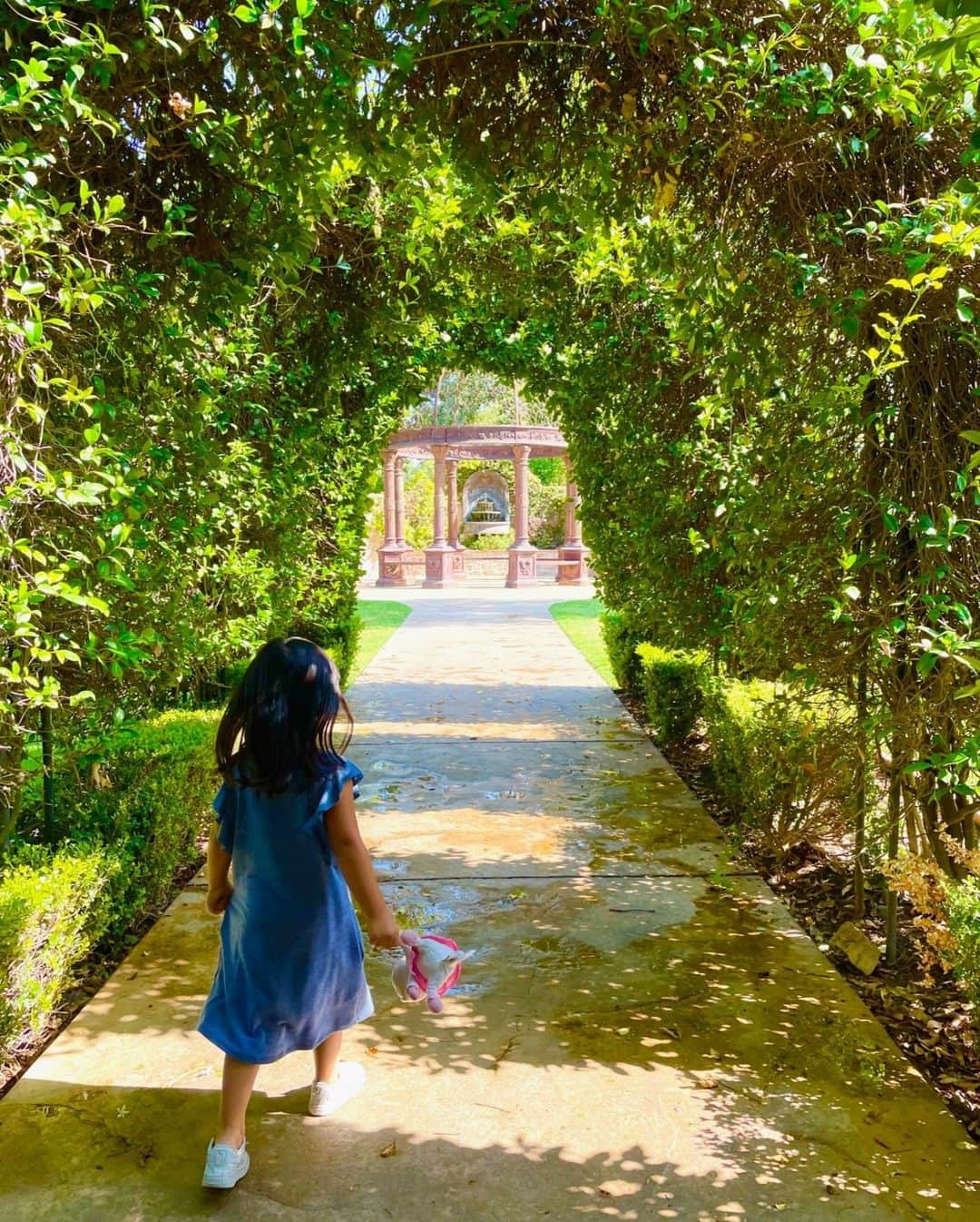 近藤麻理恵のインスタグラム：「As a mom, I love to watch my children discover what sparks joy for them 💗」