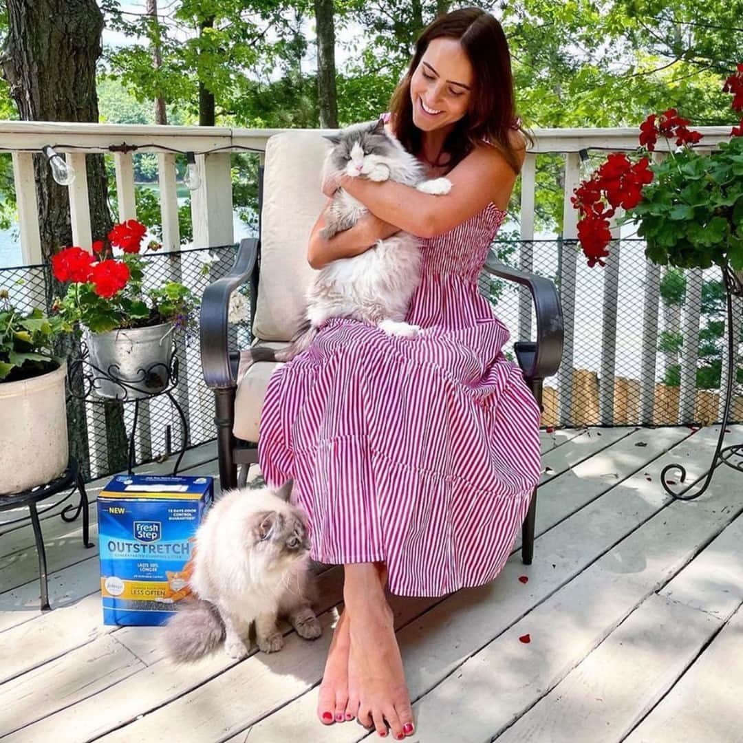 Fresh Stepさんのインスタグラム写真 - (Fresh StepInstagram)「The longer days give @carlyahill more opportunity to spend time with her favorite kitties…and her favorite litter! 😸 Fresh Step Outstretch absorbs 50% more and lasts 50% longer*, which gives you more time for fun spring days and less time changing out the litter box.  *vs. Fresh Step Multi-Cat  #cat #cats #kittycat  #Kitten #CatLover #CuteCat #Kitty #CatLife #CatLove  #LoveCats #HappyCat #funnycat #freshstep #freshsteplitter #catlitter #kittylitter」4月21日 5時01分 - freshstep