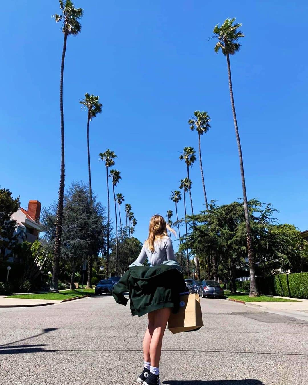 レイン・マッケンジーのインスタグラム：「A few snaps from our last trip. Two nuts from the same family tree.   #sisters #travel #california #inspiration #travelgram #santamonica」