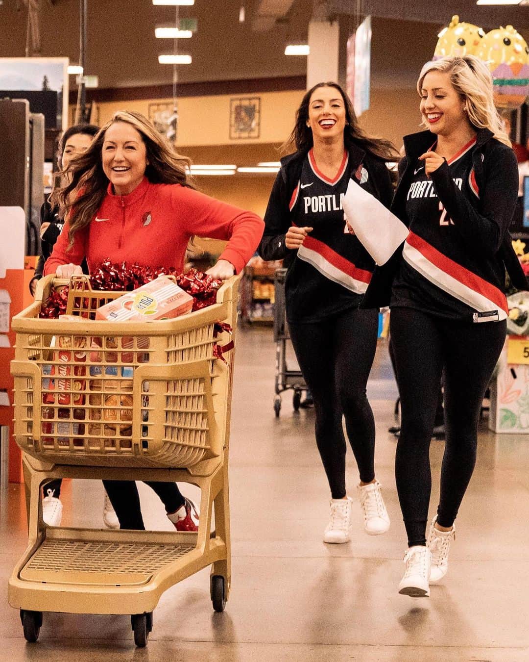 ポートランド・トレイルブレイザーズのインスタグラム：「This year's edition of the Fred Meyer Golden Shopping Cart Race featured Brooke and Kevin racing for charity!   After an intense matchup and many many laps around @fredmeyerstores, @bolzendam earned a $5,000 donation to Brooke Hearts Your Heart ❤️」
