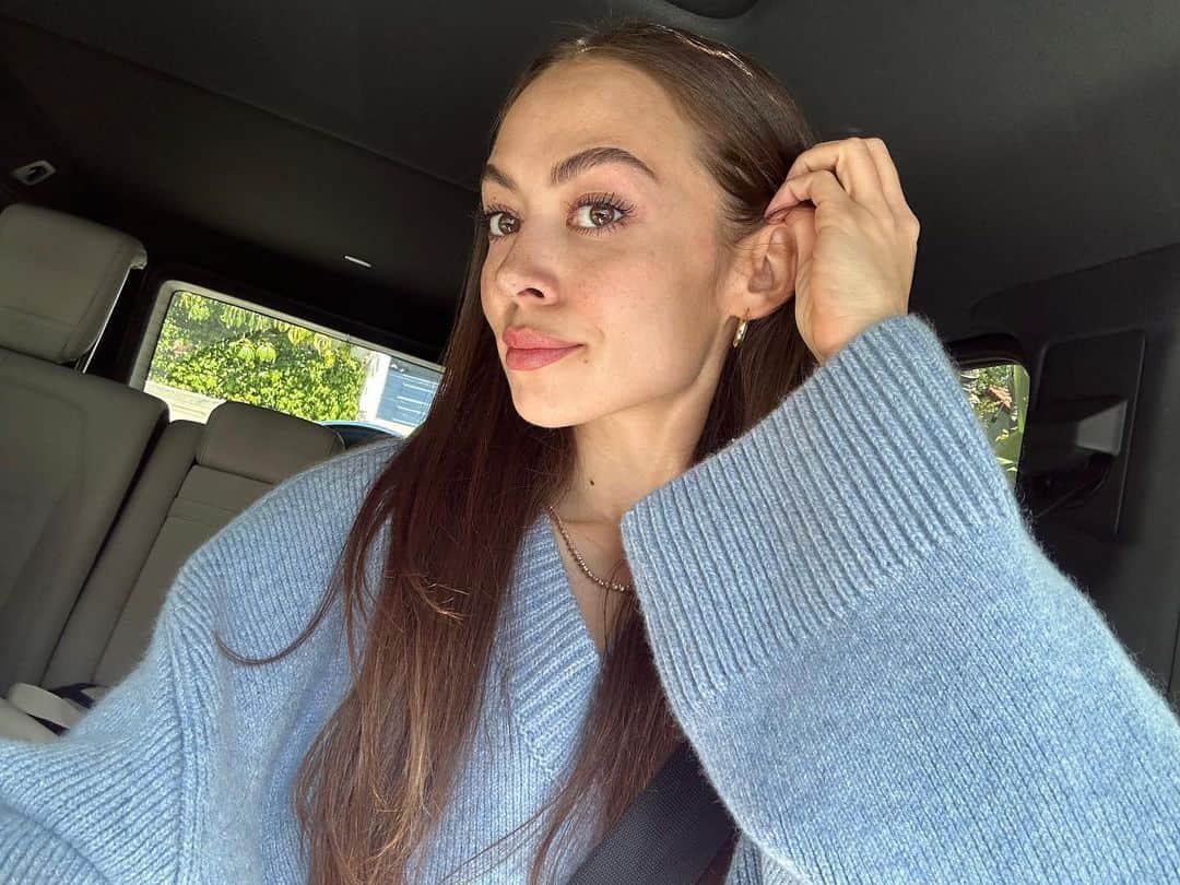 emilyのインスタグラム：「Freckles r back after spending thousands of dollars to get rid of them/ oh well 🤷‍♀️🙃」