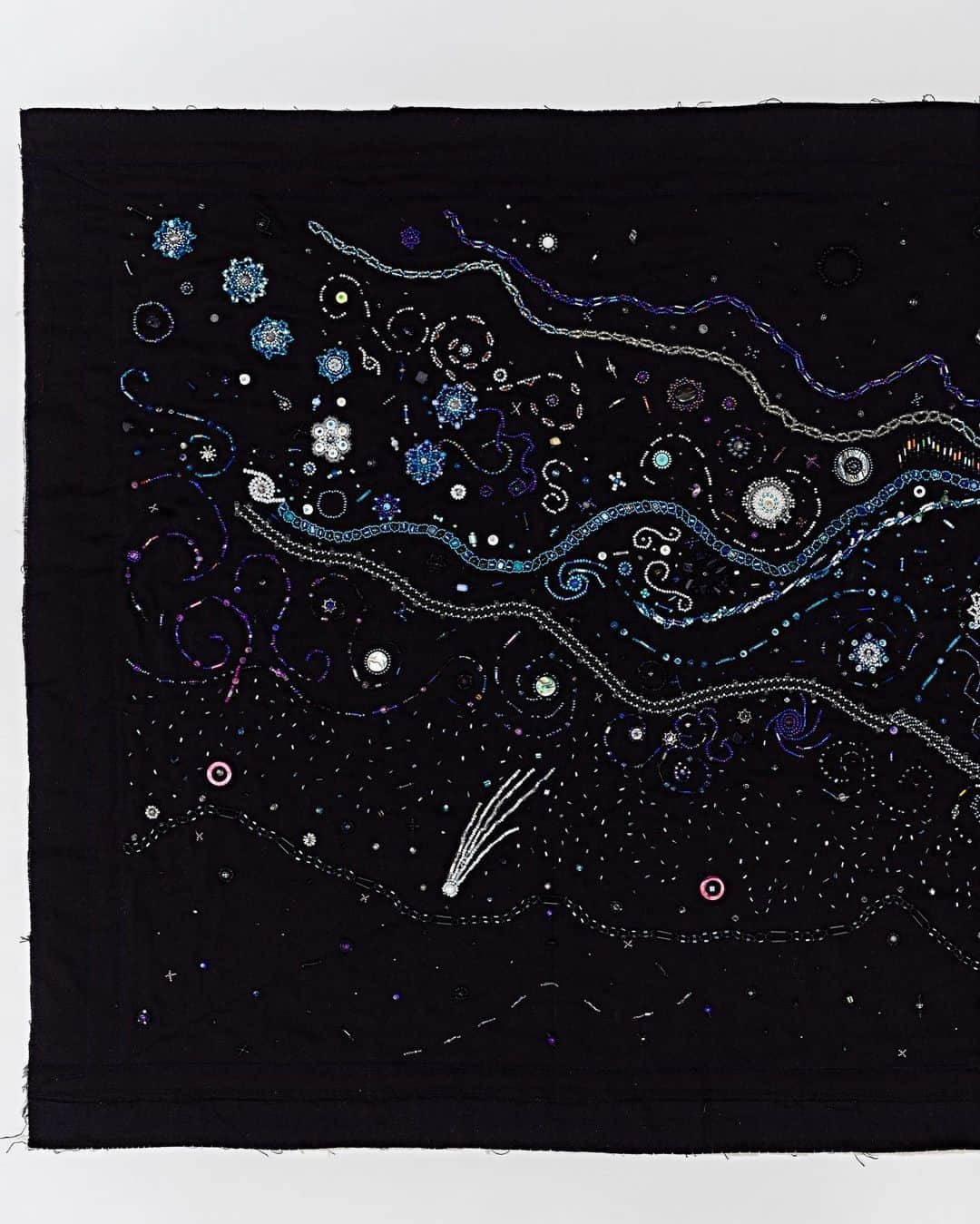 スミソニアン博物館さんのインスタグラム写真 - (スミソニアン博物館Instagram)「Gwich’in artist Margaret Nazon grew up looking at stars in Canada’s Northwest Territories but she didn’t incorporate her childhood passion for astronomy in her art until she was in her 60s, after seeing images from the Hubble Space Telescope. Swirling galaxies are not traditional subjects in Gwich’in beadwork, so Nazon developed her own signature style.  She created this artwork for the “Lights Out: Recovering Our Night Sky” exhibition at @smithsoniannmnh, and it will later join the museum’s collection.  “Lights Out” focuses on how the night sky—and its disappearance due to light pollution—affects all life on Earth, from natural ecosystems to human cultures. It’s on view through December 2025. You can learn more in an episode from our @sidedoorpod. #DarkSkyWeek #OurSustainablePlanet  🌌: “Milky Way, Starry Night # 2” by Margaret Nazon, Gwich’in Tsiigehtchic, Northwest Territories, Canada, 2021.」4月21日 5時13分 - smithsonian