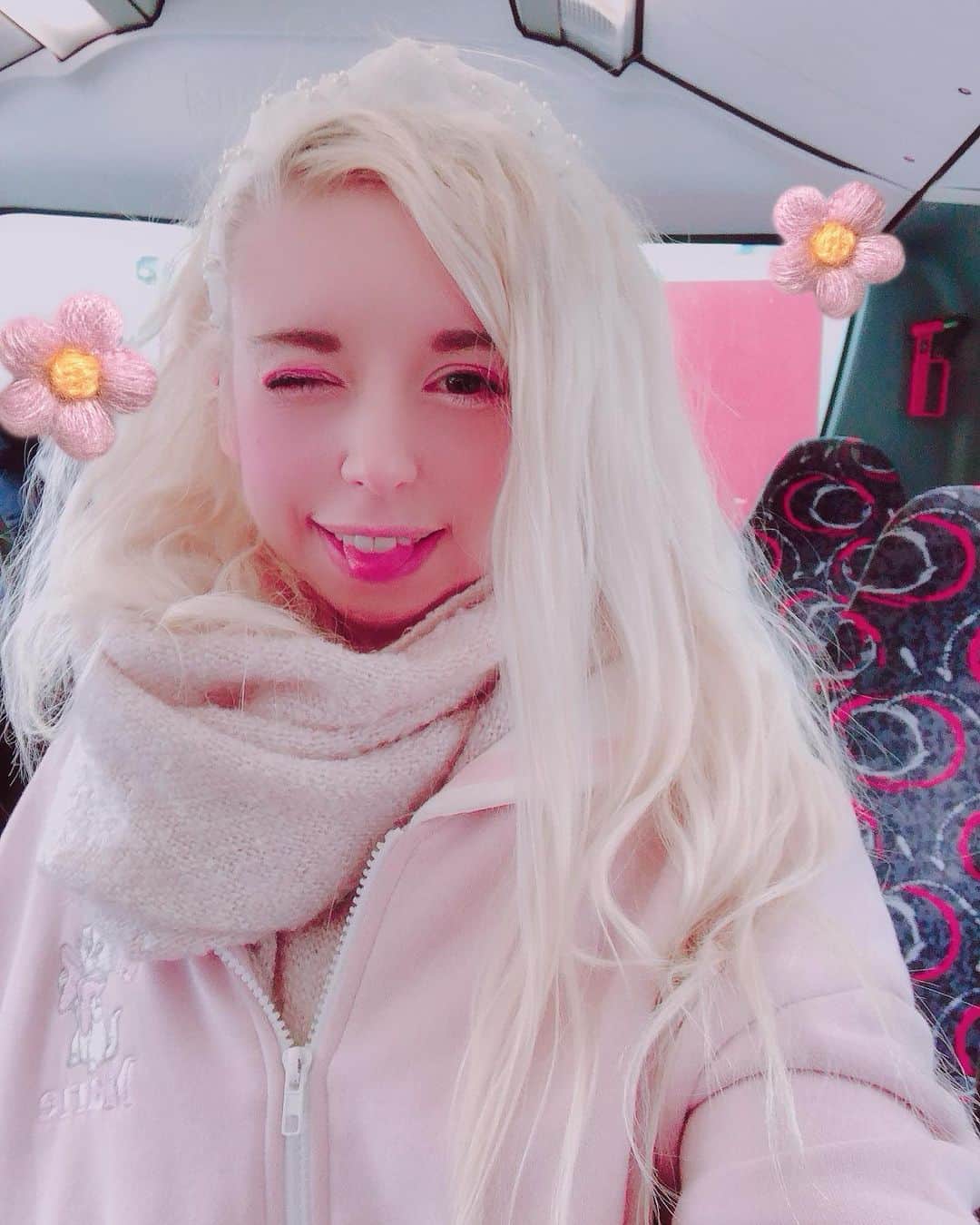 Elizabunnii エリザバニーのインスタグラム：「💖The weather here makes my hair deflate so quickly..🥺🥺💔🎀 💝But!! I’m glad I can still go out & have fun despite current circumstances~🌸」