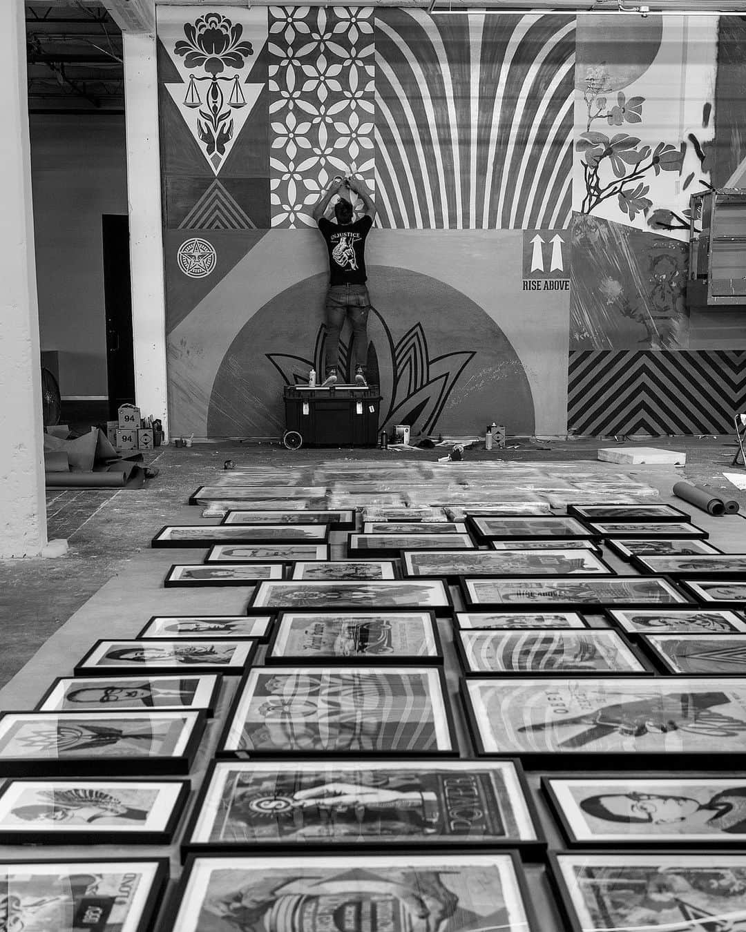 Shepard Faireyのインスタグラム：「Here’s a throwback to installing Backward Forward at @dallascontemporary. I think that my point of view is relatively clear in these works, but it is also important for the viewers to take ownership of their interpretation of the art in a way that will hopefully encourage them to take positive action. I hope my art will catalyze people to examine issues and shift their own opinion. –Shepard  Photo: @jonathanfurlong」