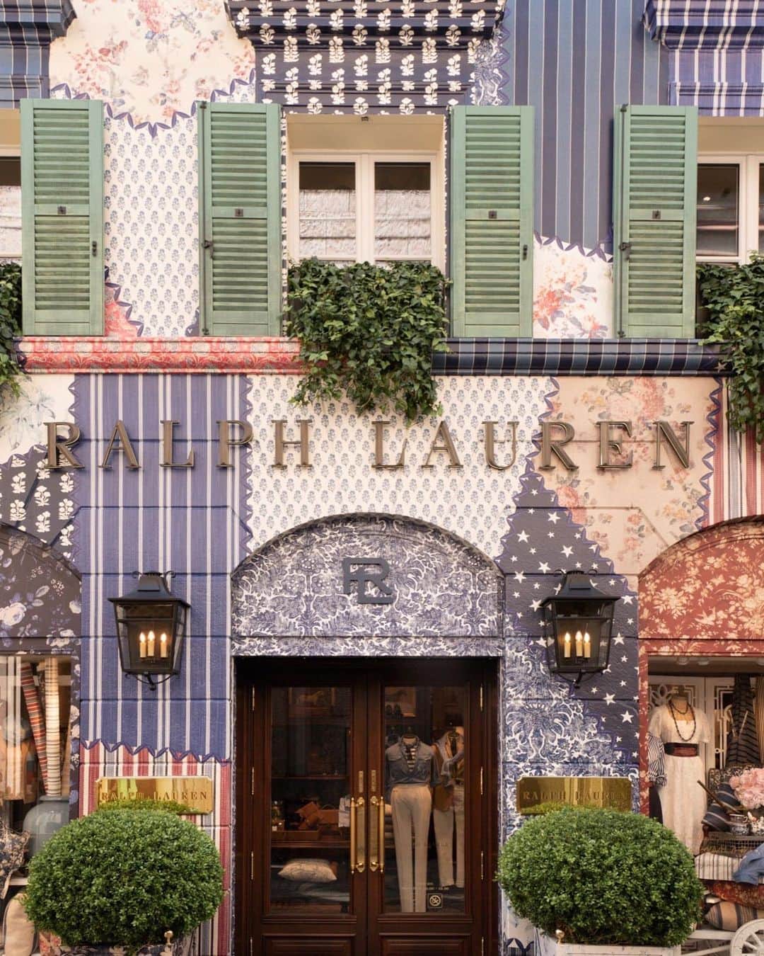 Polo Ralph Laurenさんのインスタグラム写真 - (Polo Ralph LaurenInstagram)「Celebrating #MilanDesignWeek, signature fabrics from the #RalphLaurenHome collection bring our Via della Spiga façade to life with an extraordinary patchwork quilt.  For an eclectic feel with an American sensibility, traditional Milanese architecture is artfully dressed with watercolor-style florals, classic ticking stripes, and block prints in a palette of faded reds, soft pinks, and creams accented by rich indigos.  A delightful gelato cart serving flavors from #Umberto1934 is set along Via della Spiga to welcome guests the week of April 17 from 1:30 to 5:30 PM CET.  #RLMilan #RalphLauren」4月21日 5時21分 - poloralphlauren