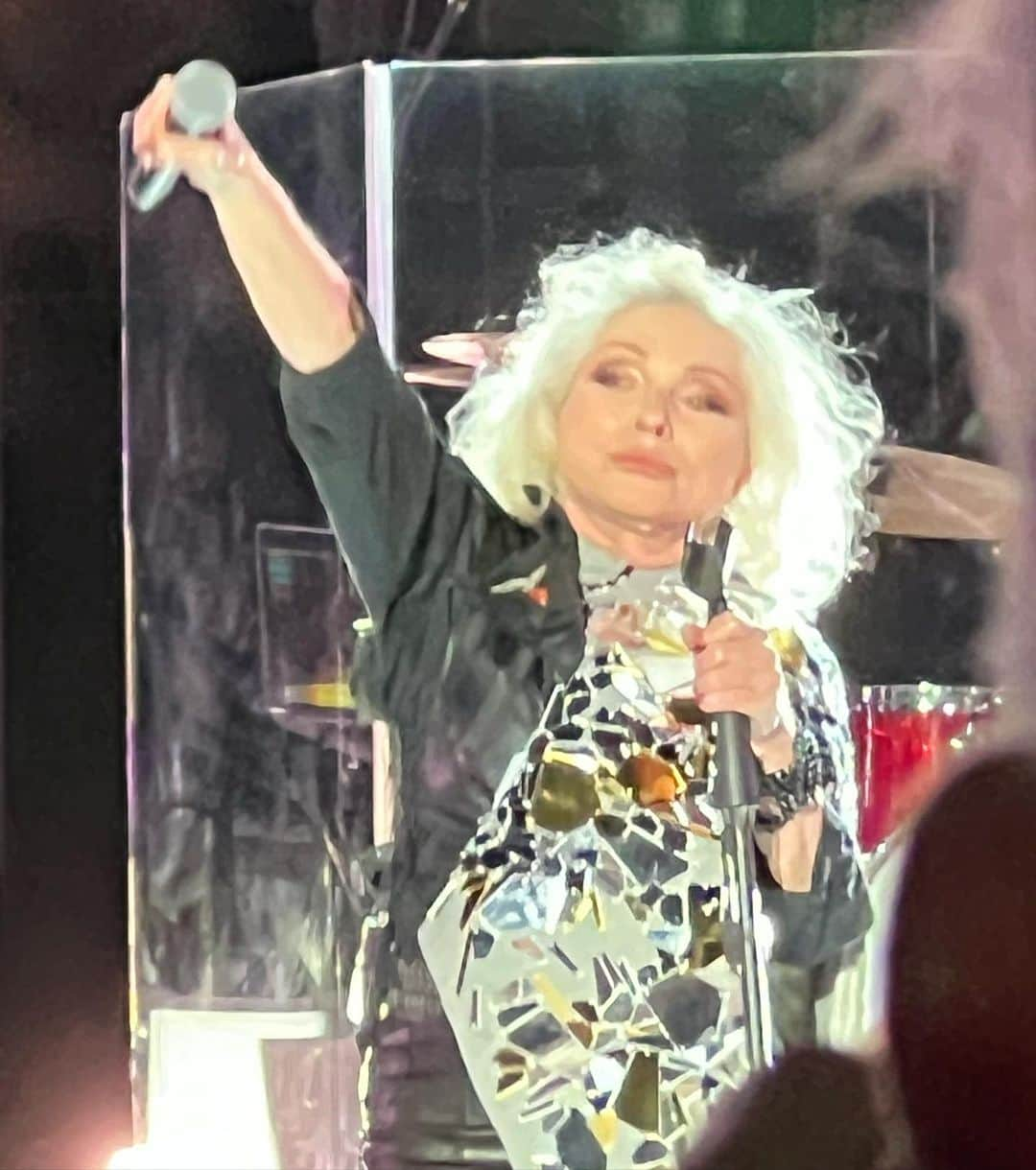 コンスタンス・ジマーさんのインスタグラム写真 - (コンスタンス・ジマーInstagram)「ICONIC INSANITY!! I got to see @blondieofficial in concert last night!!! She is 77 years young and slaying it! What an incredible night to share with @kimberlyjmuller embracing being Strong Ass Women as we watched one of our idols perform. Was so fun to get to see @the_linda_lindas open for her, especially knowing 2 of the girls go to school with my 15 year old as their ages are 12,15 and 18!!! Truly divine evening! Thank you Blondie for everything you ARE and meant to me THEN and NOW! #thankfulthursday #aboutlastnight #icon」4月21日 5時24分 - constancezimmer