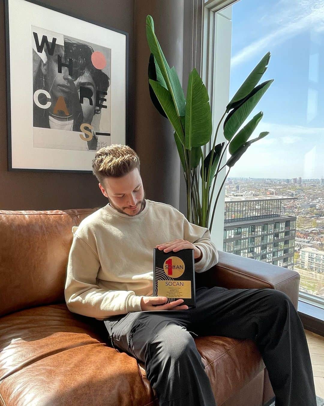 SOCANのインスタグラム：「Today we presented @lucamauti his #1 Award for his co-production on “Hurt Me So Good” by Jazmine Sullivan which hit #1 on the Billboard Adult R&B Airplay Chart. Congrats Luca! 🥇」