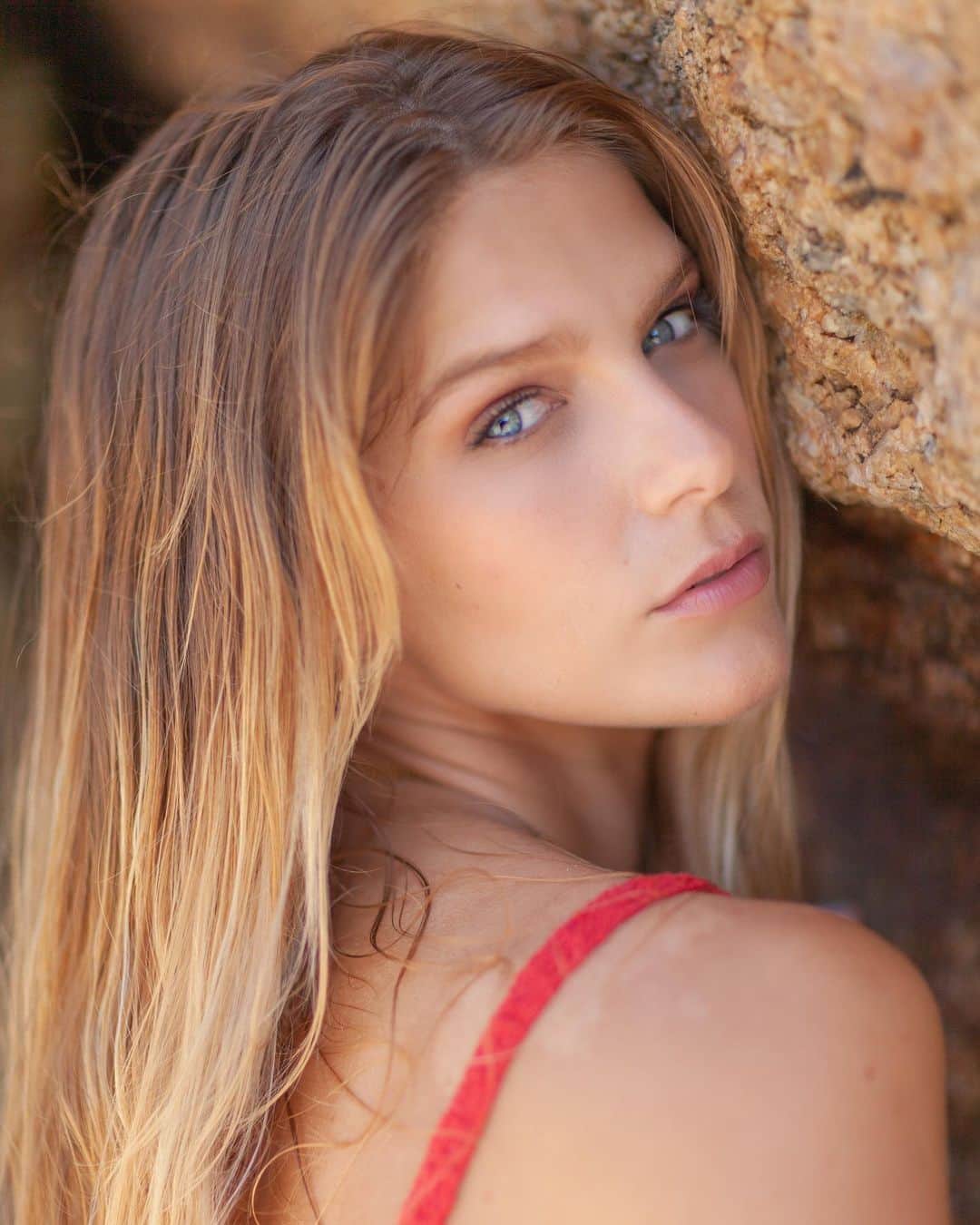 イザベラ・サントーニのインスタグラム：「Retrato no quintal por @rpenna」