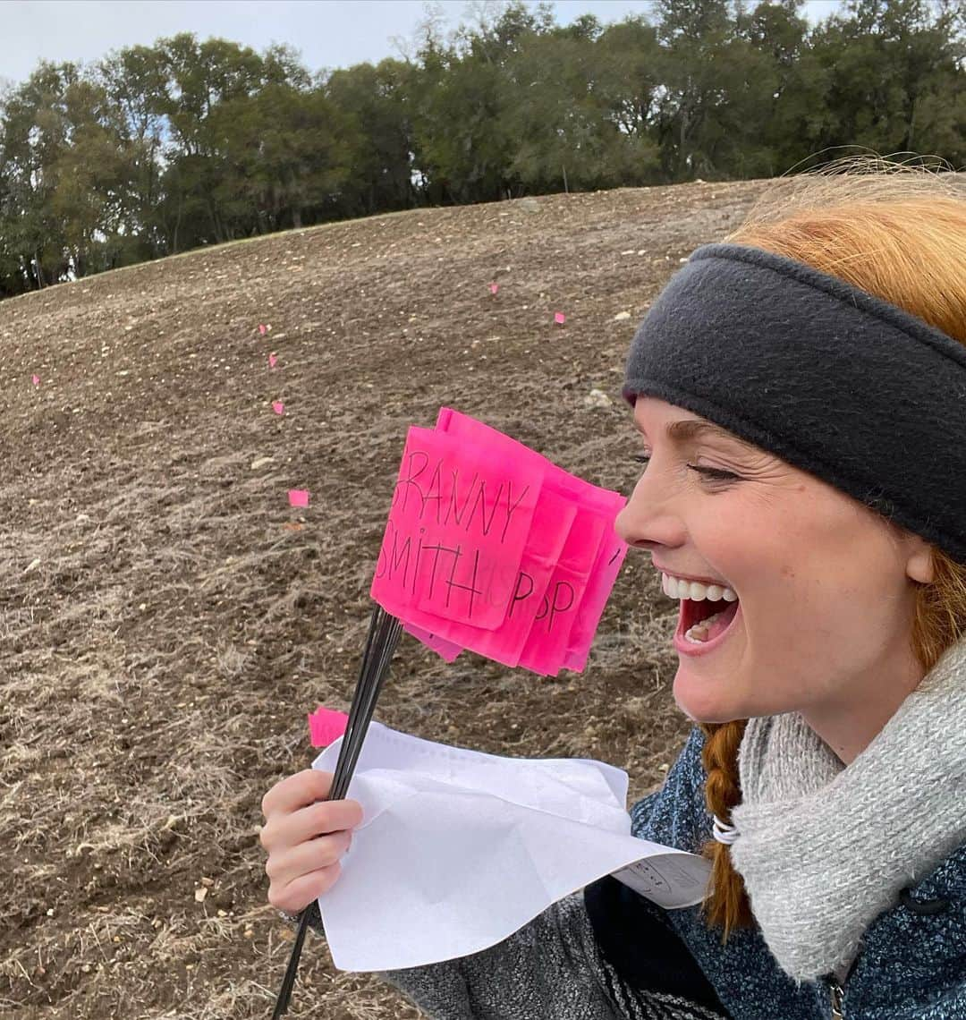 リディア・ハーストのインスタグラム：「Just a typical couple days out on the ranch. Oh yeah, did I mention that we bought and moved to a ranch? 🤠 Life’s journey can sometimes take you on unexpected paths. It’s important to embrace the unknown, welcome the change, and enjoy the adventure of it all. Don’t worry Hollywood, you’re not getting rid of us that easily🤪 - we are still living and working there too (got some exciting announcements and projects coming out soon… but more on that later)!! Right now, I’m planting 100 apple trees, 20 blackberry bushes, 30 blueberry bushes, and am working the land by hand to clear the brush and make room for new growth. In life as on the ranch, you reap what you sow ❤️✨🙌🏻」